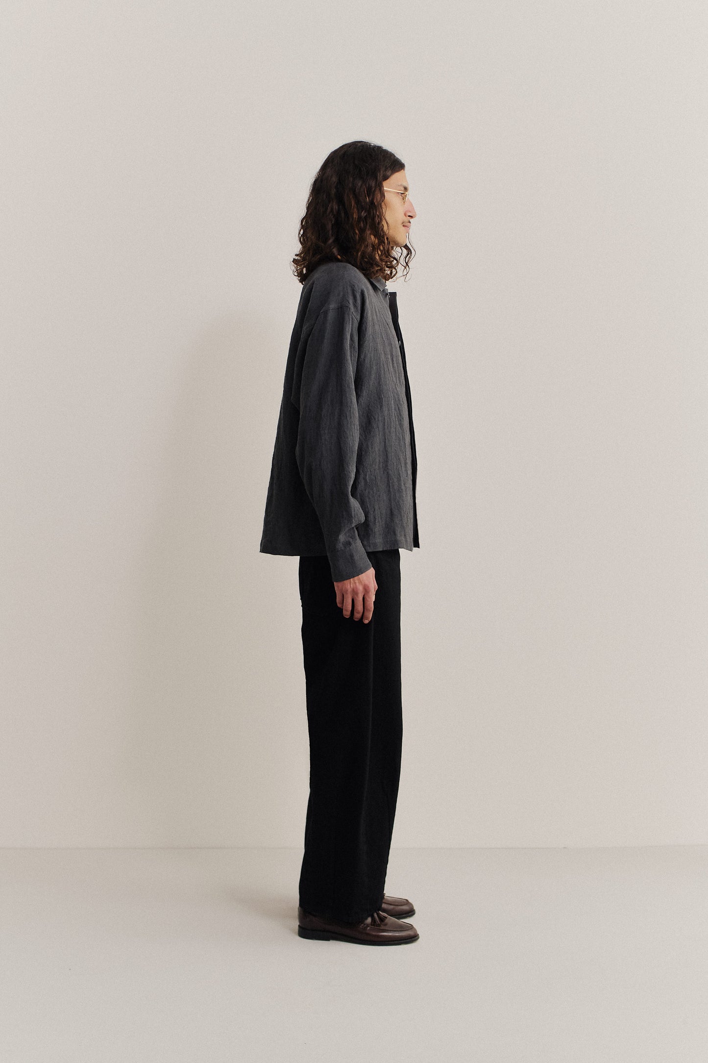 Men's long-sleeved shirt, 100% linen, vintage-like texture, charcoal grey.