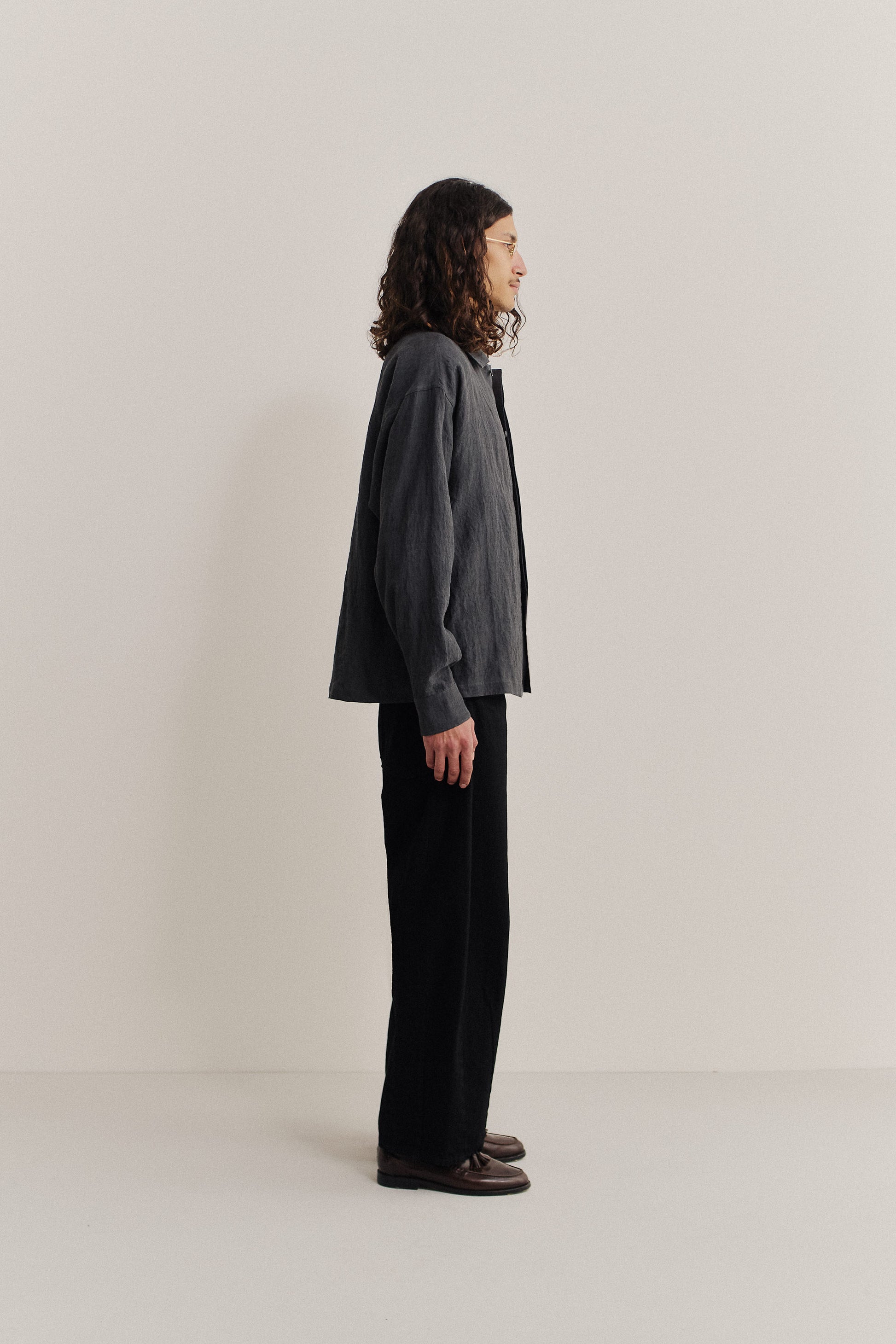 Men's long-sleeved shirt, 100% linen, vintage-like texture, charcoal grey.