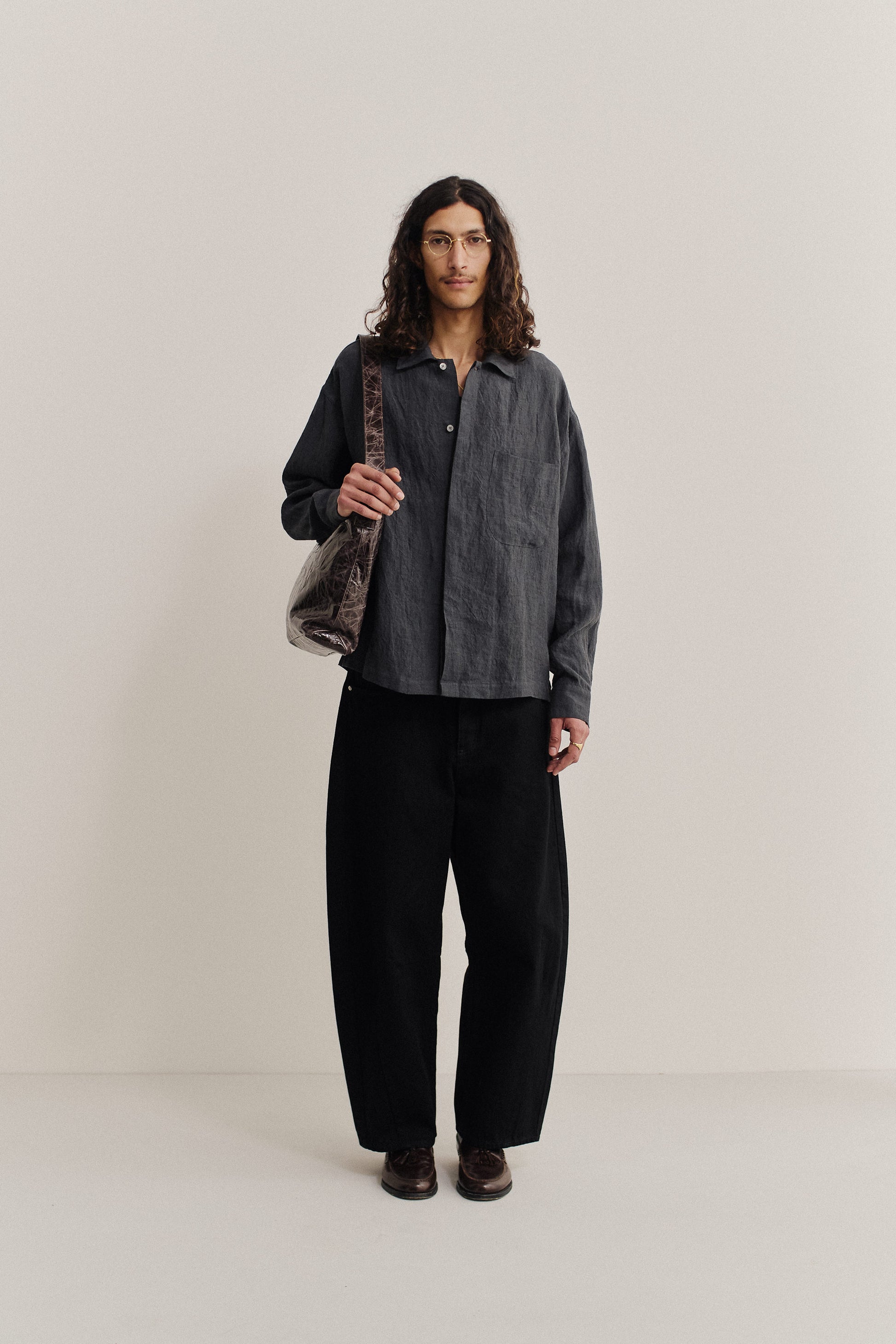 Men's long-sleeved shirt, 100% linen, vintage-like texture, charcoal grey, wide boxy fit.