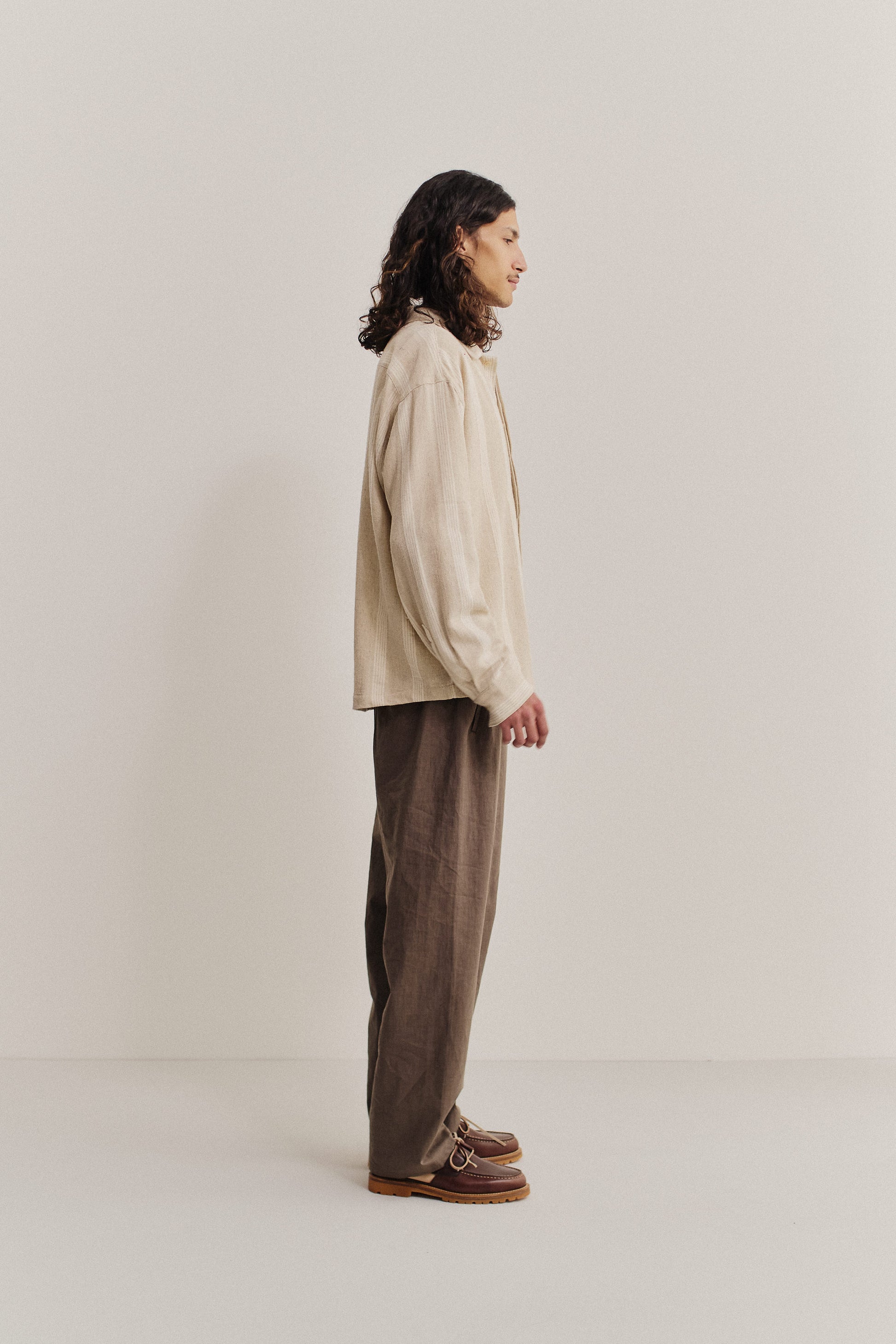 Men's long-sleeved shirt, recycled cotton-linen blend, herringbone pattern, off-white with brown stripes.