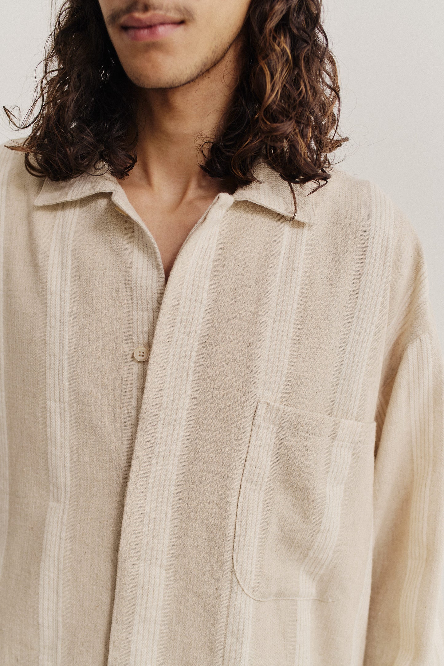 Men's long-sleeved shirt, recycled cotton-linen blend, herringbone with off-white stripes, beige, wide fit, patch pocket.
