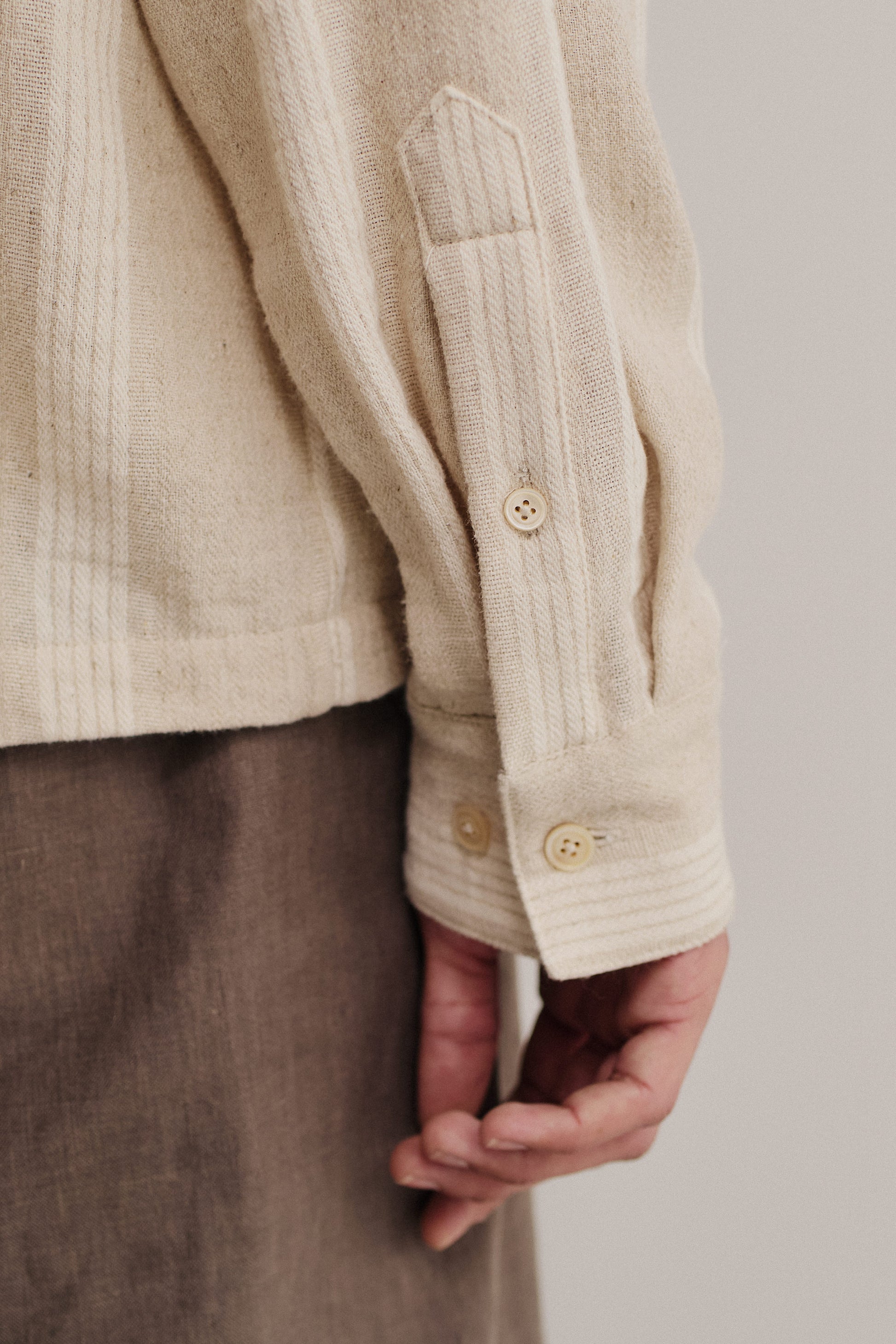 Men's long-sleeved shirt, recycled cotton-linen blend, herringbone pattern, melange soft brown with off-white stripes.