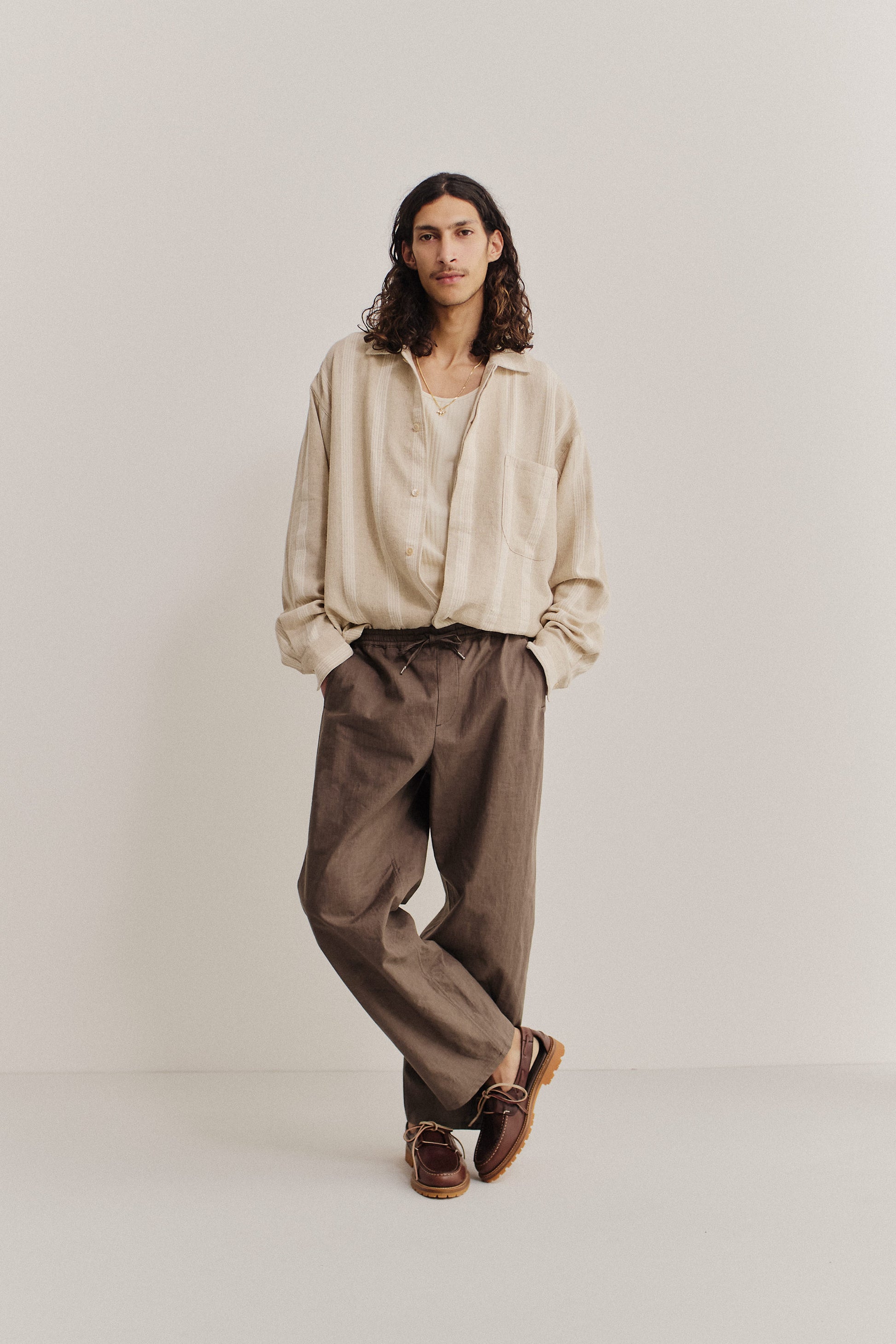 Men's long-sleeved shirt, recycled cotton-linen blend, herringbone with off-white stripes, soft brown.