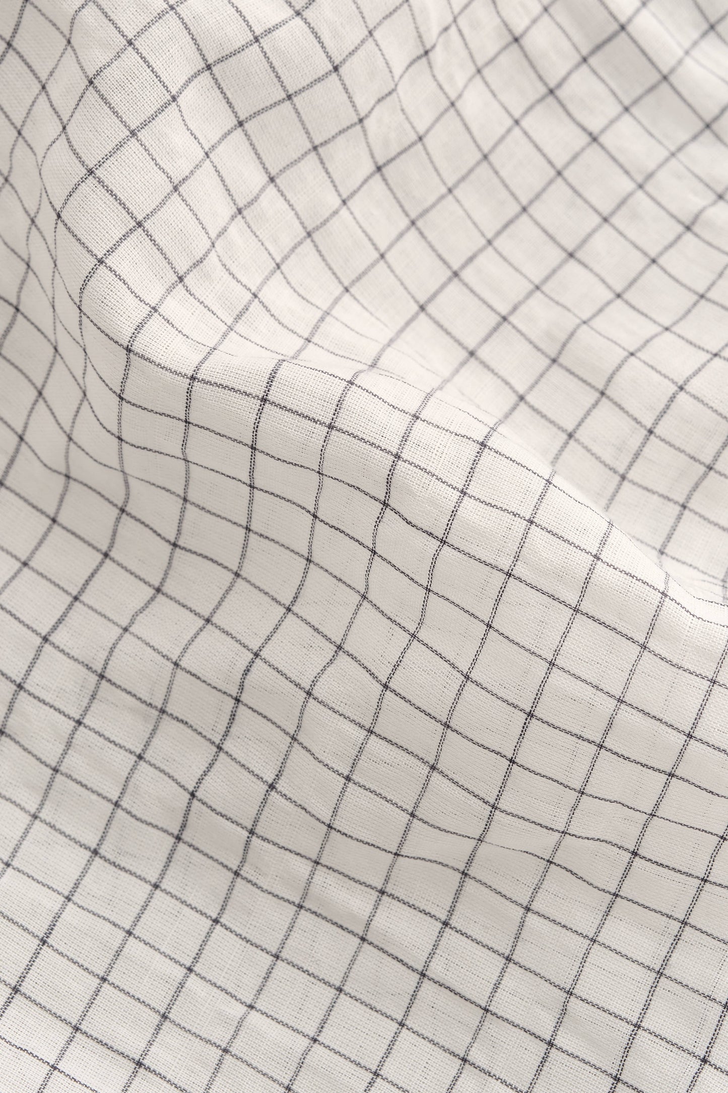 Men's long-sleeved shirt, light and airy yarn-dyed cotton with a subtle check pattern, off-white.