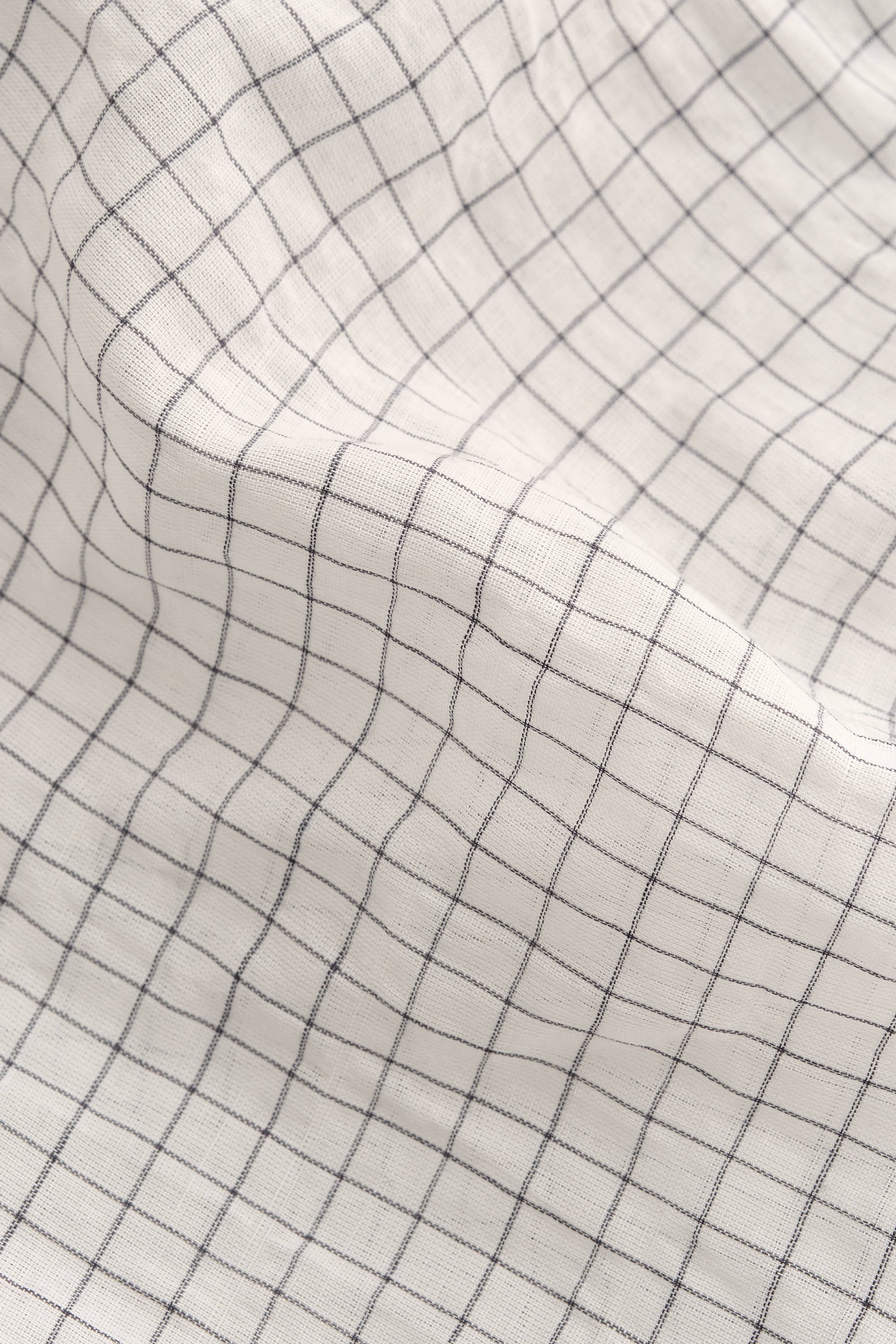 Men's long-sleeved shirt, light and airy yarn-dyed cotton with a subtle check pattern, off-white.