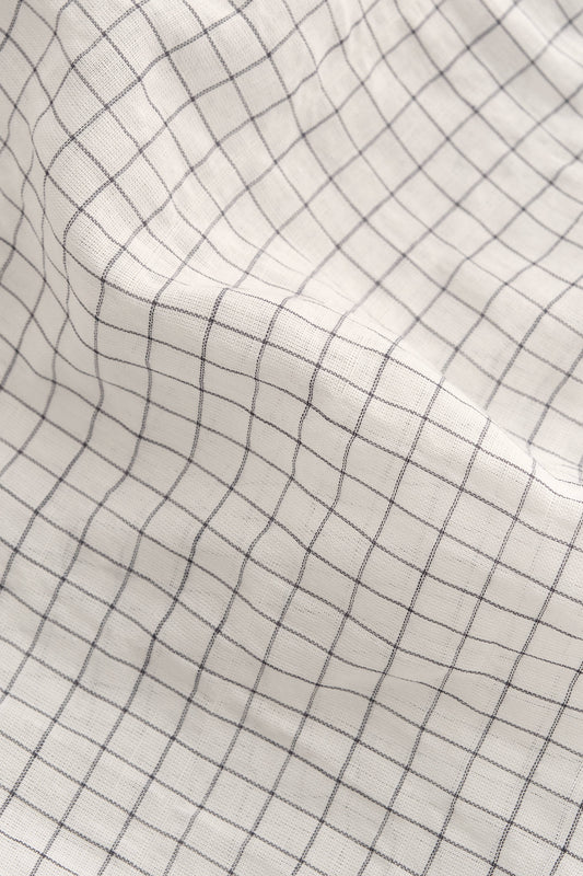 Men's long-sleeved shirt, light and airy yarn-dyed cotton with a subtle check pattern, off-white.