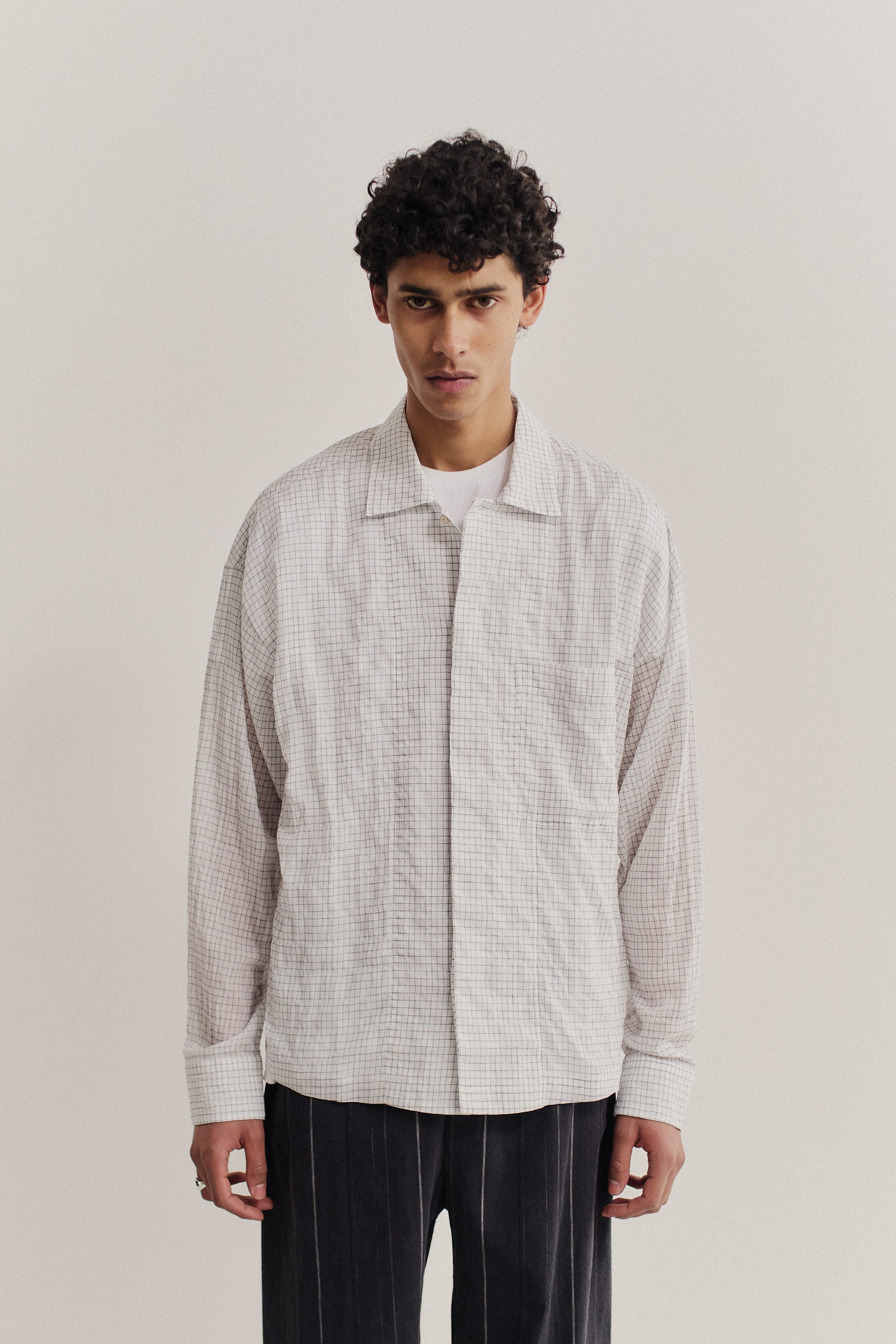 Men's long-sleeved shirt, 100% cotton, yarn-dyed check, light grey, boxy fit, spread collar.