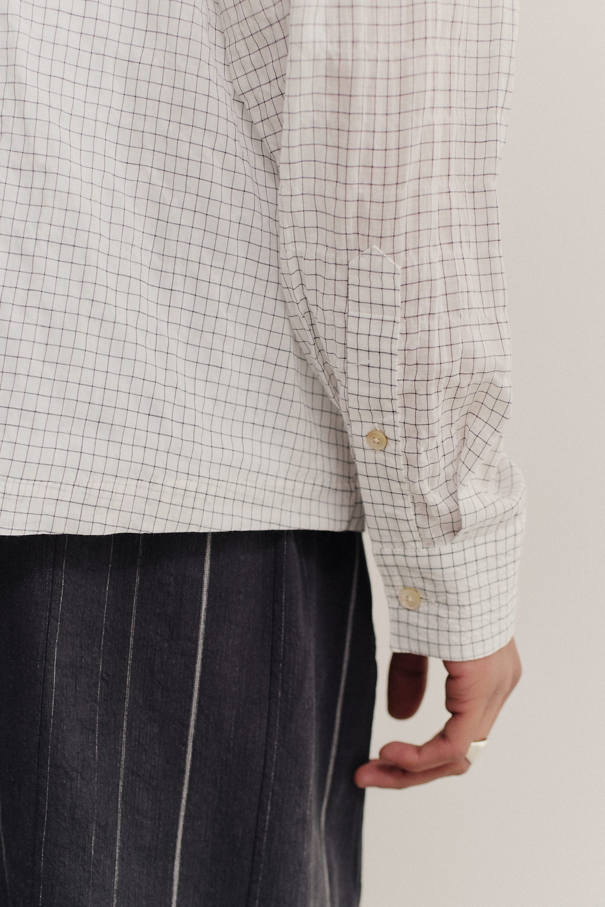 Men's long-sleeved shirt, cotton yarn-dyed check, white, with dropped shoulder and wide sleeves.