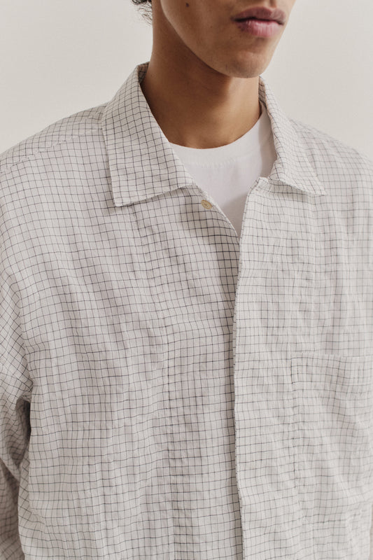 Men's long-sleeved shirt, 100% cotton, yarn-dyed check, white, with spread collar and patch pocket.