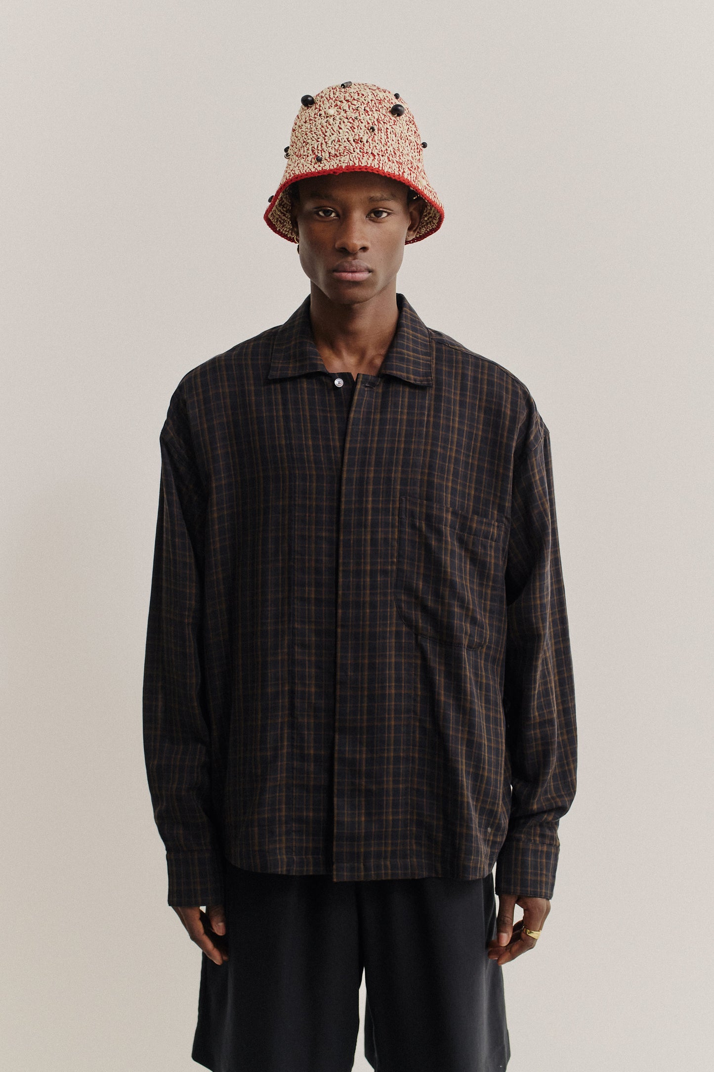 Men's long-sleeved shirt, cotton-lyocell double gauze, dark-toned check, wide fit, patch pocket.
