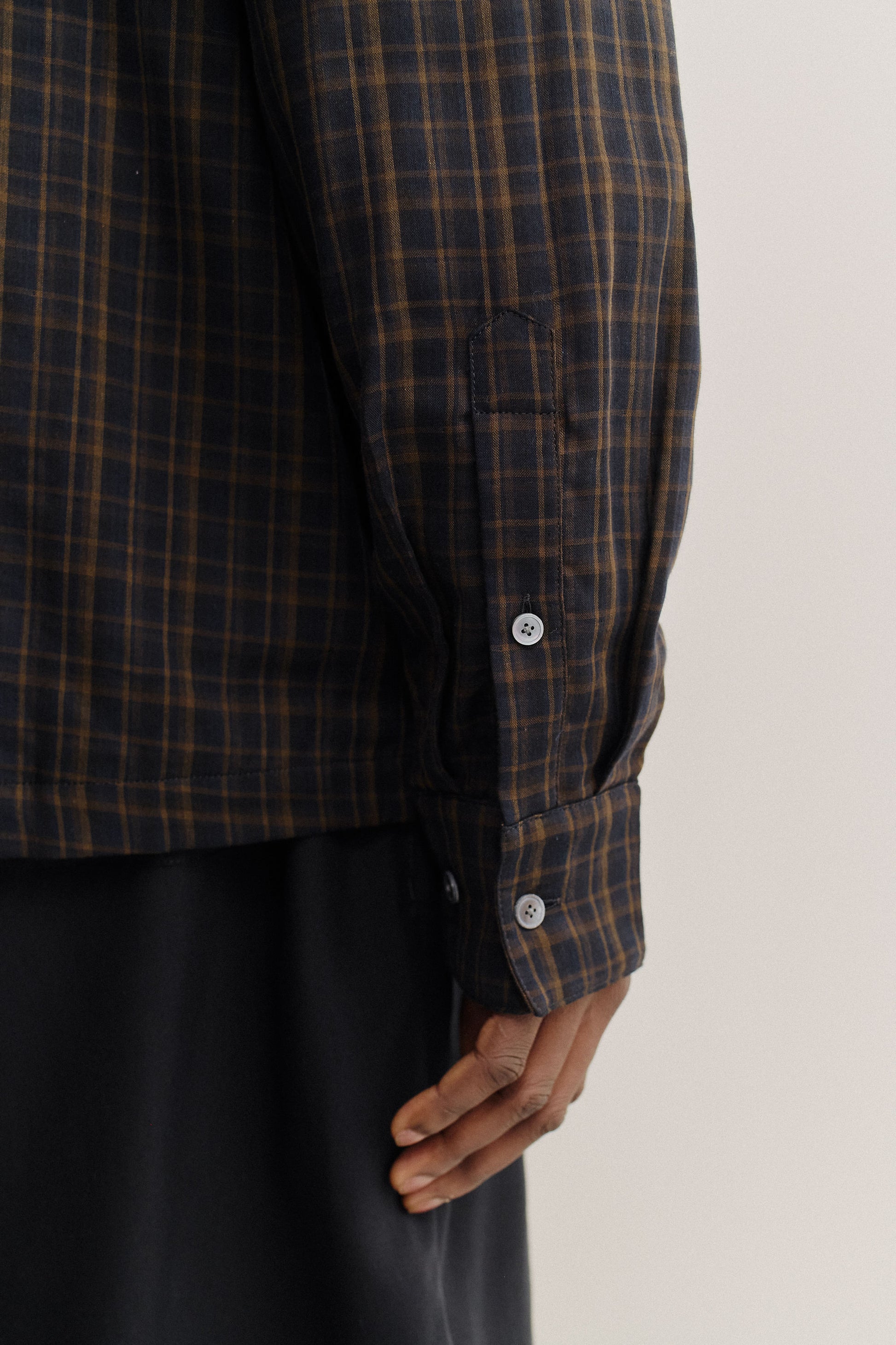 Men's long-sleeved shirt, cotton-lyocell double gauze, dark-toned check pattern, with buttoned cuff.