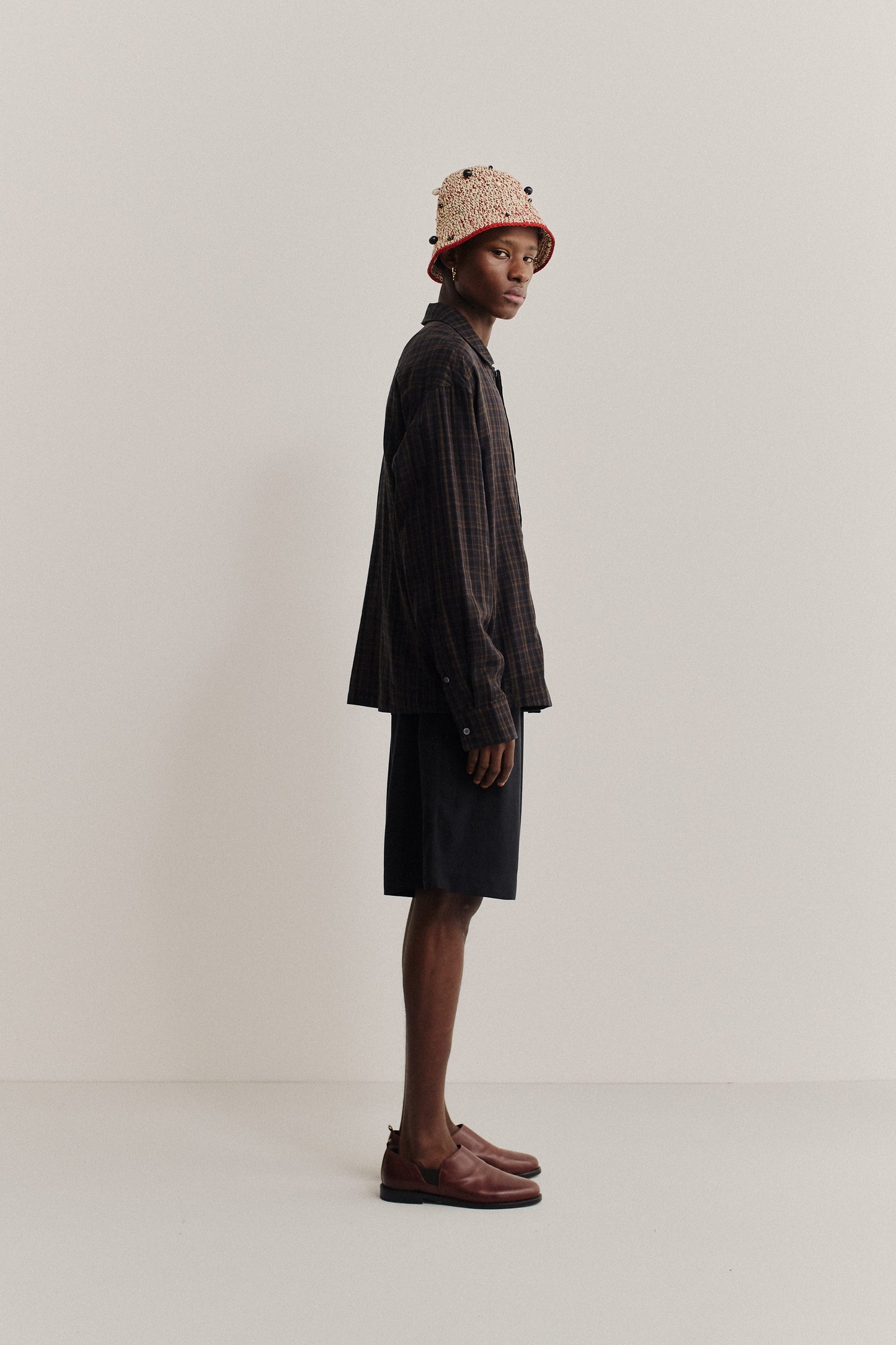 Men's long-sleeved shirt, cotton-lyocell double gauze, dark-toned check, wide-fit, with patch pocket.