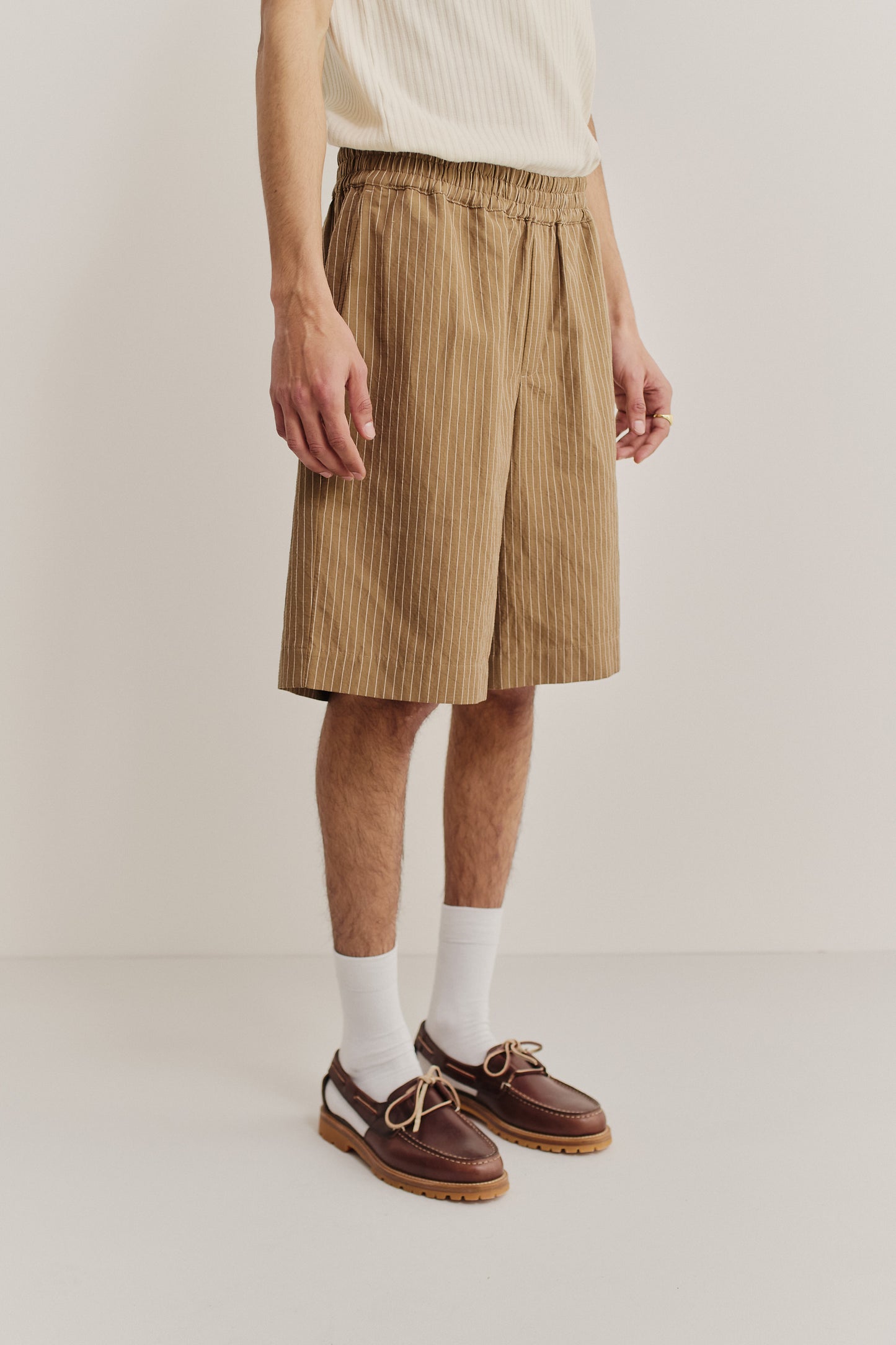 Men's pants, shorts, cotton-linen seersucker, brown with white pinstripes, elastic waist, wide leg.