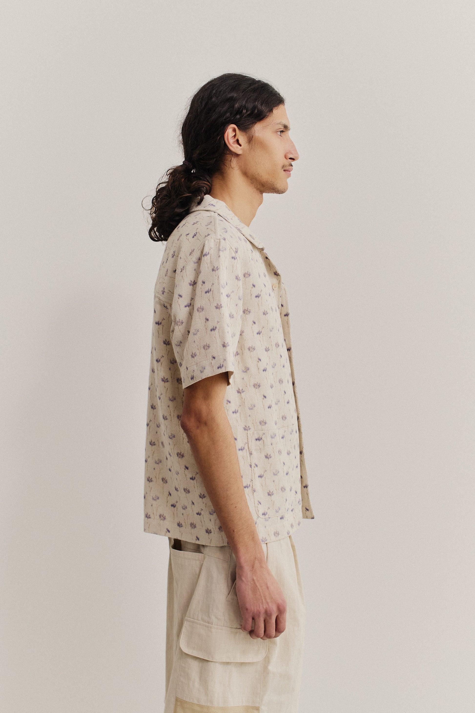 Men's short-sleeved shirt, cotton-linen twill, ecru with subtle lilac floral print, rounded spread collar.