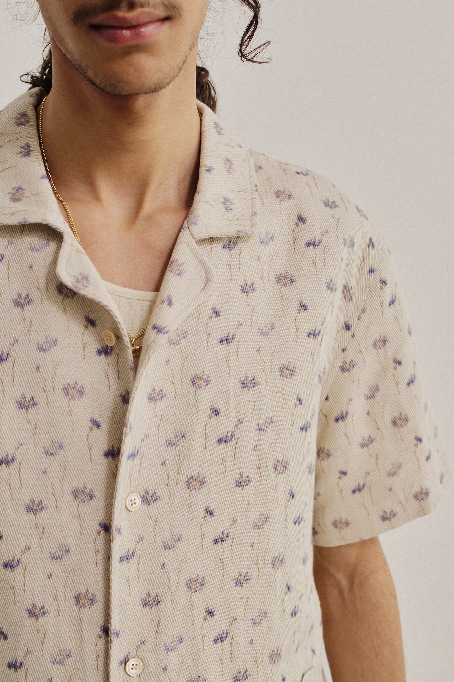 Men's short-sleeved shirt, cotton-linen twill, ecru with subtle lilac and brown floral print.