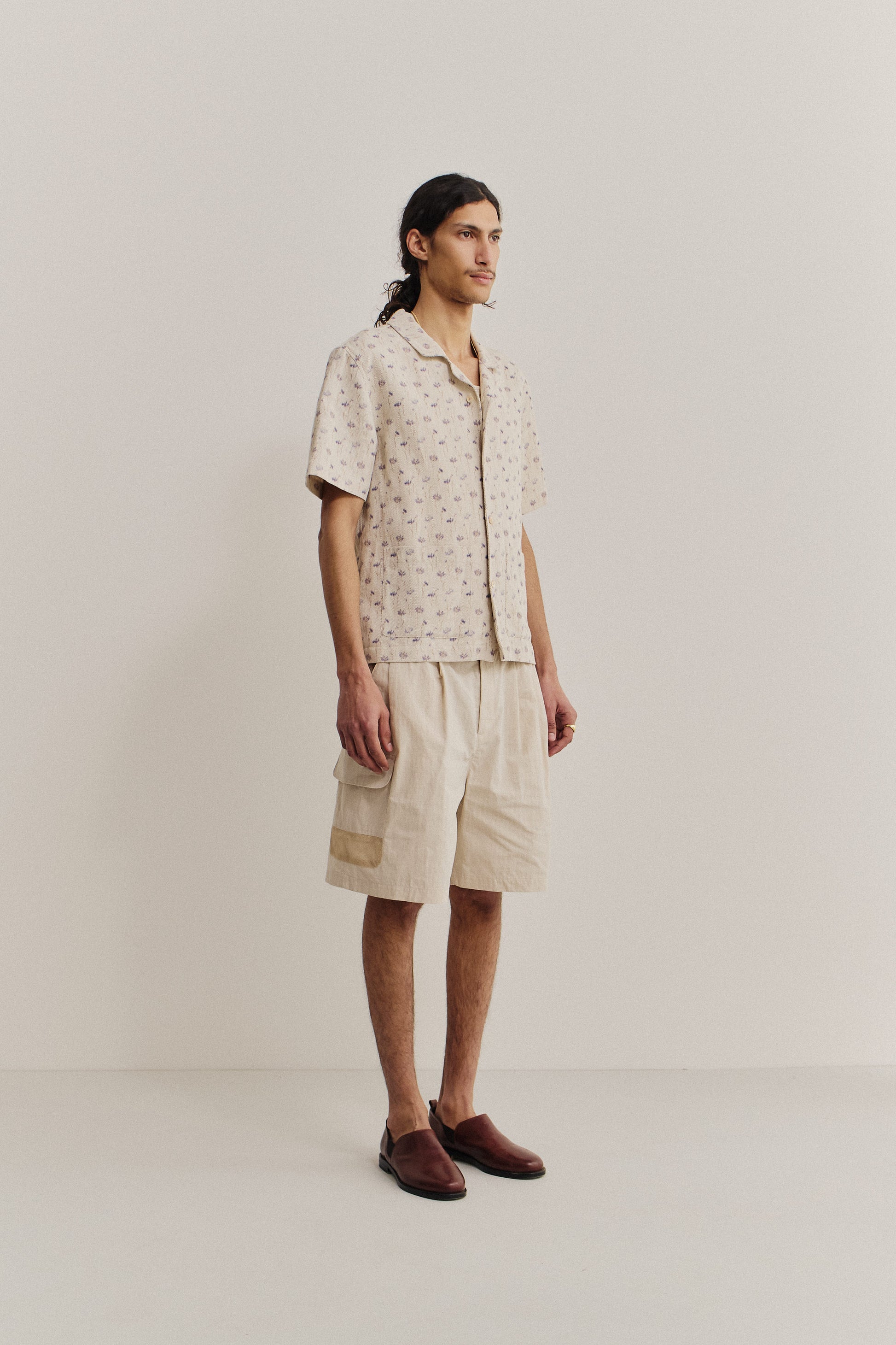 Men's short-sleeved shirt, cotton-linen twill, ecru with subtle floral print, rounded collar, patch pockets.