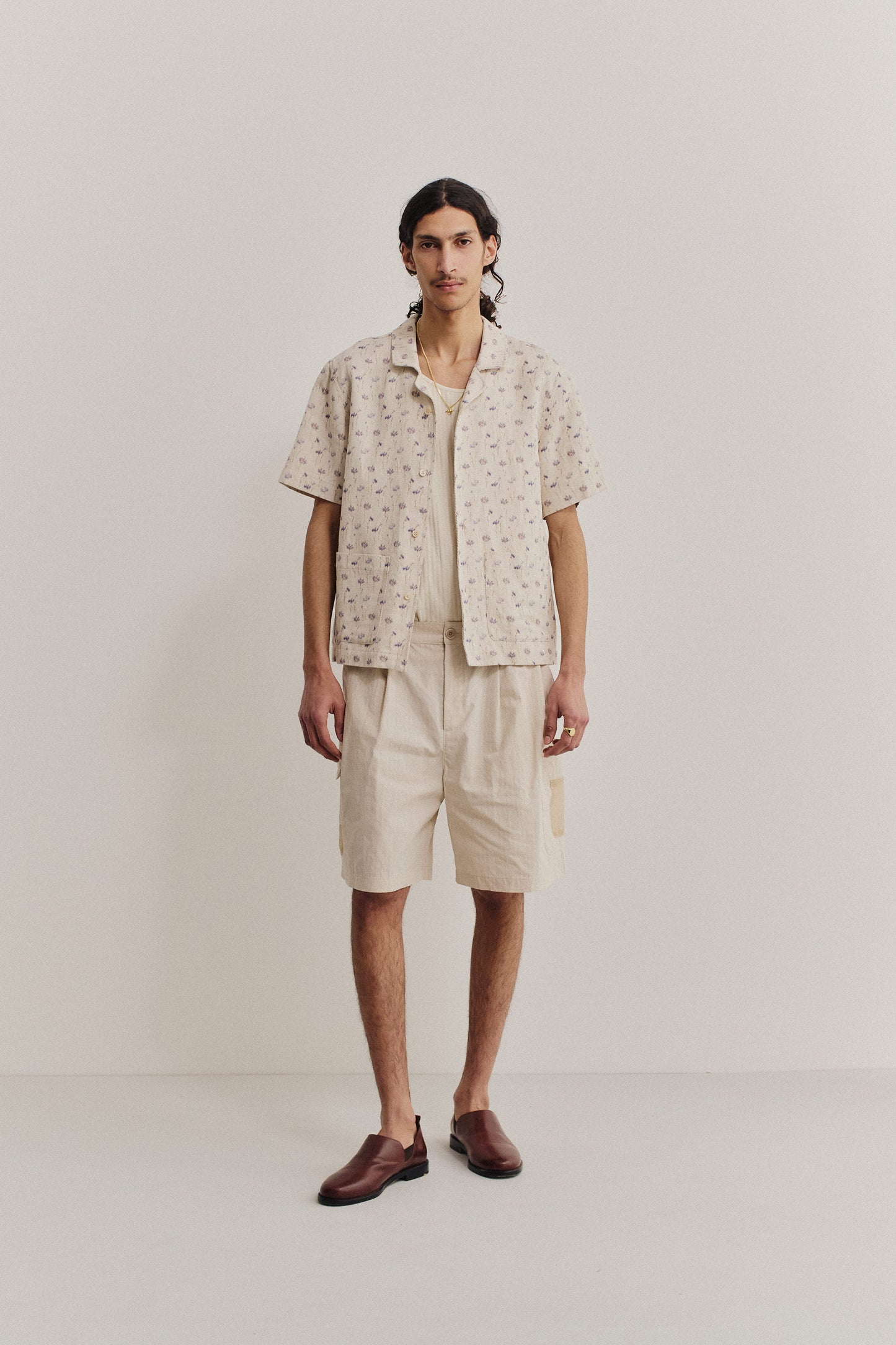 Men's short-sleeved shirt, cotton-linen twill, ecru with subtle floral print, rounded collar, patch pockets.