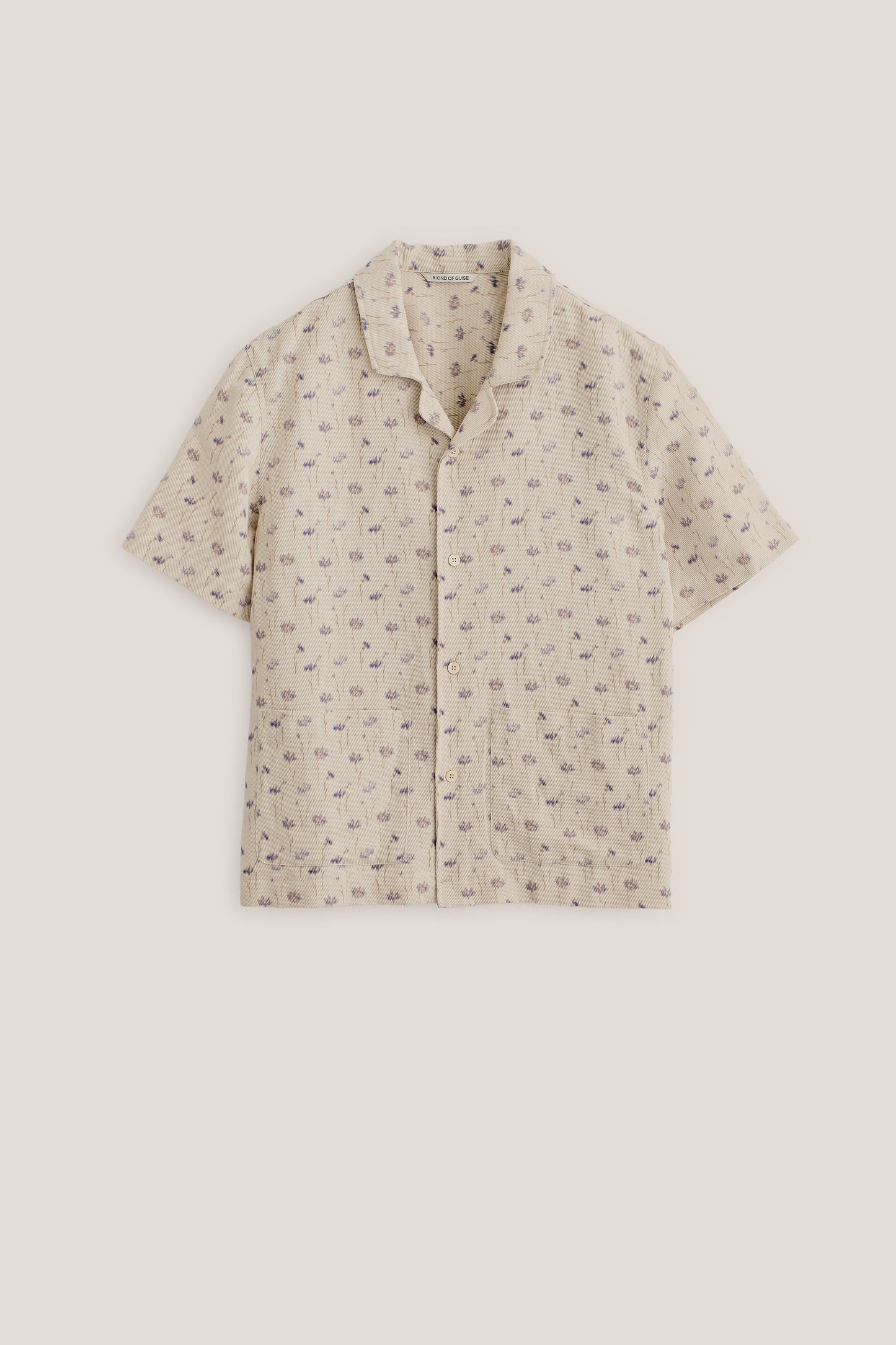 Men's short-sleeved shirt, cotton-linen twill, ecru with subtle lilac/brown floral print, spread collar, patch pockets.