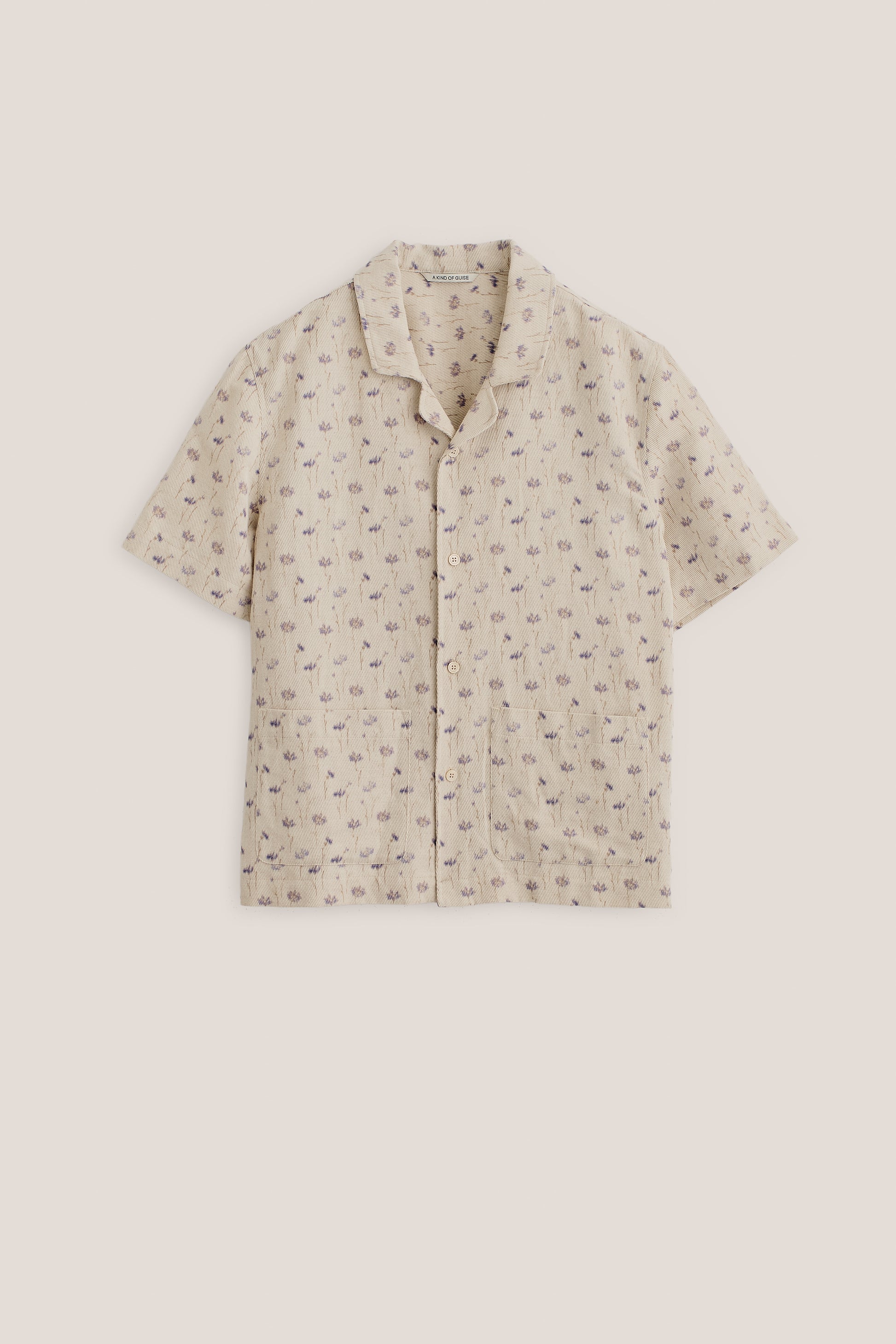 Men's short-sleeved shirt, cotton-linen twill, ecru with subtle lilac/brown floral print, spread collar, patch pockets.