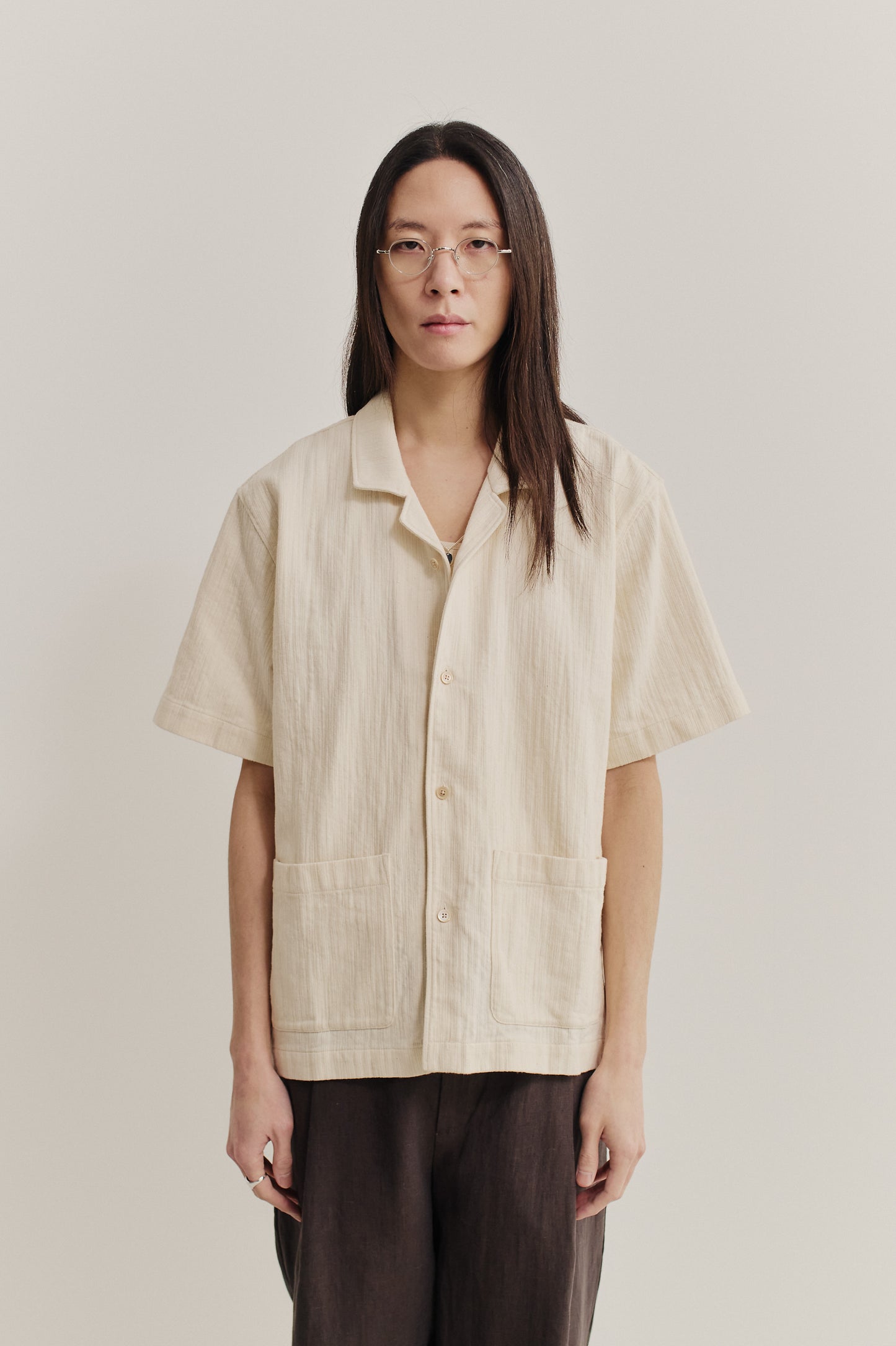 Men's short-sleeved shirt, recycled cotton mix, textured weave, natural slubbed effect, plain base, cream, with double patch pockets.
