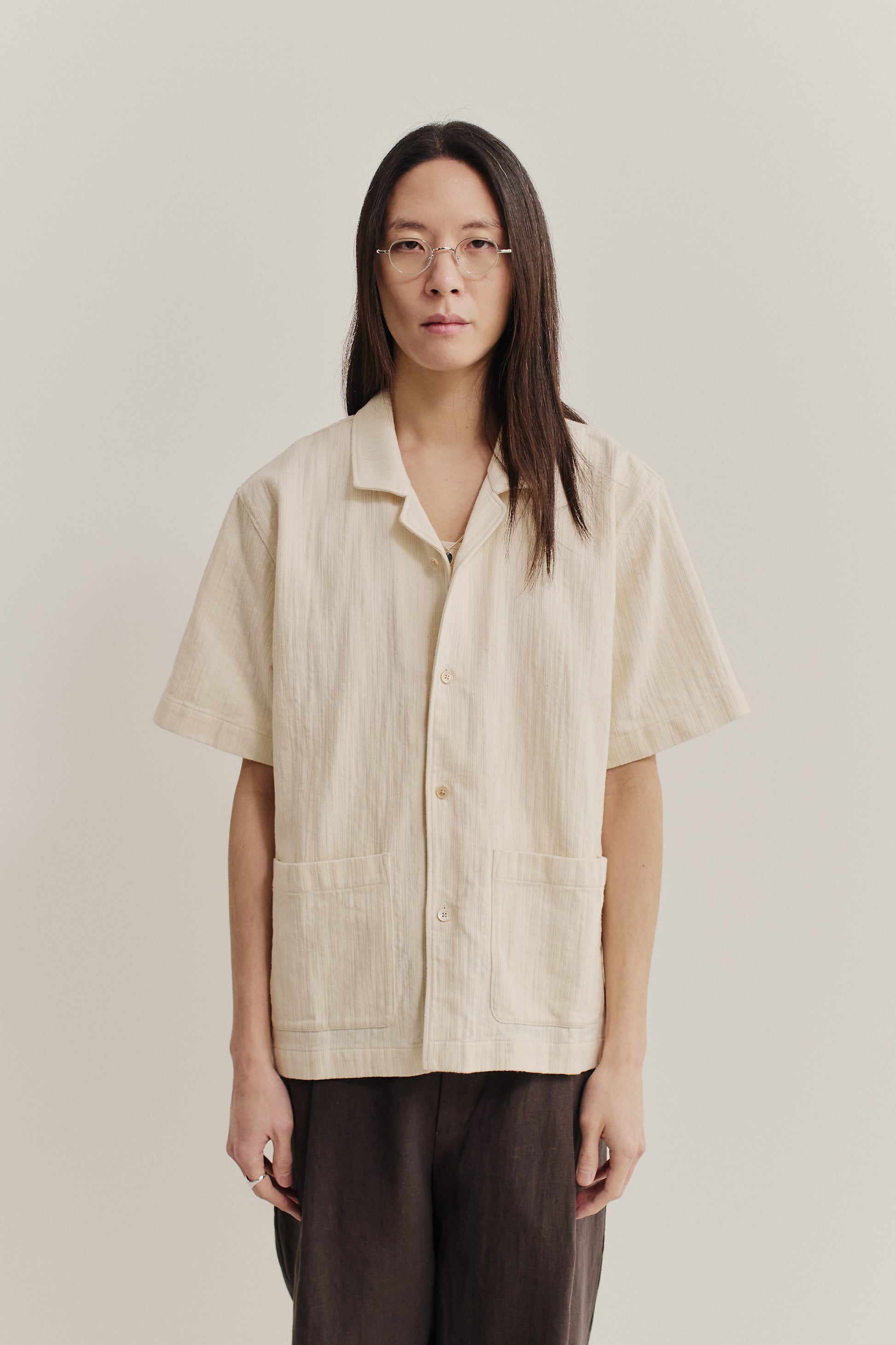 Men's short-sleeved shirt, recycled cotton mix, textured weave, natural slubbed effect, plain base, cream, with double patch pockets.