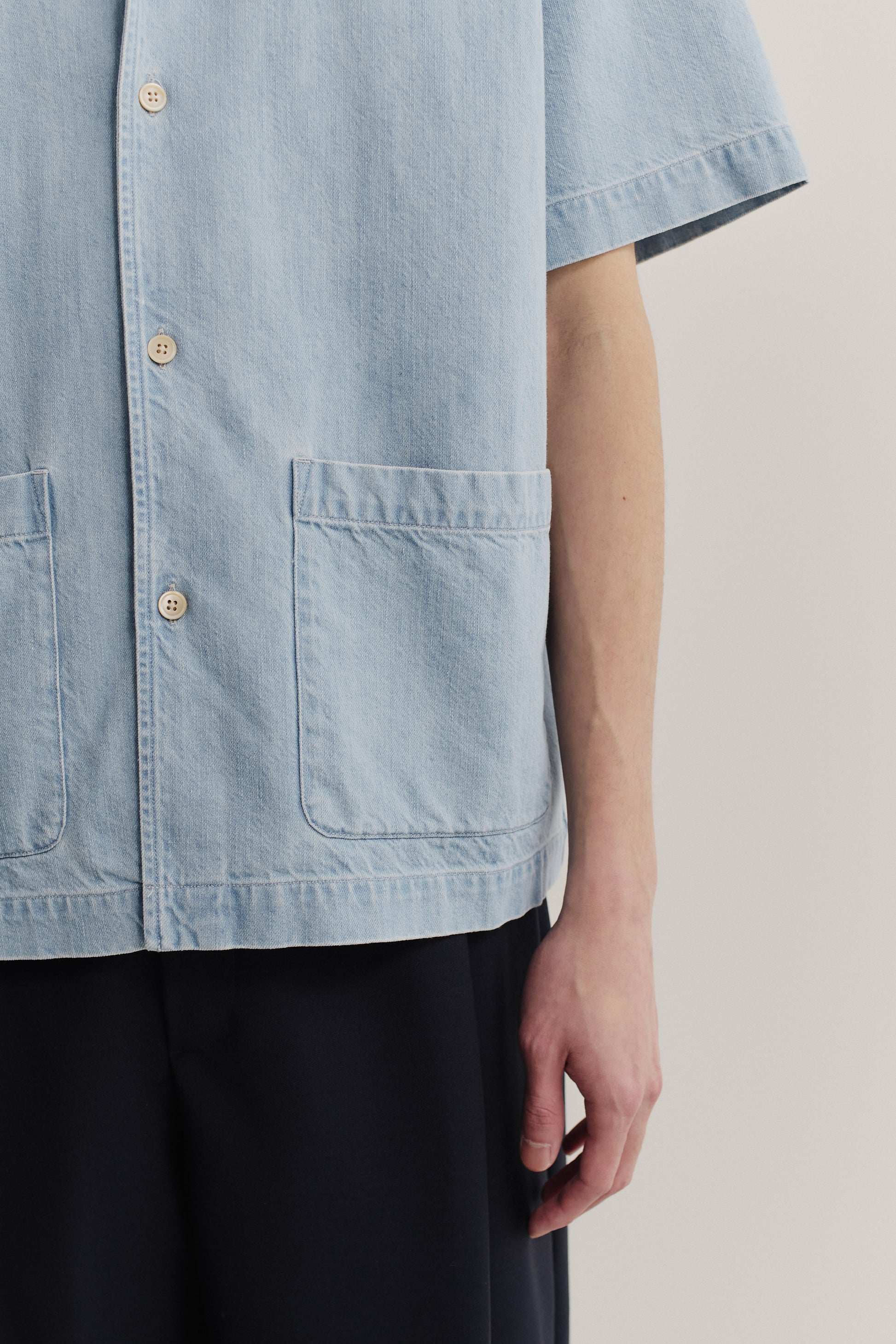 Men's short-sleeved shirt, light blue denim cotton-silk mix, double patch pockets, rounded spread collar.