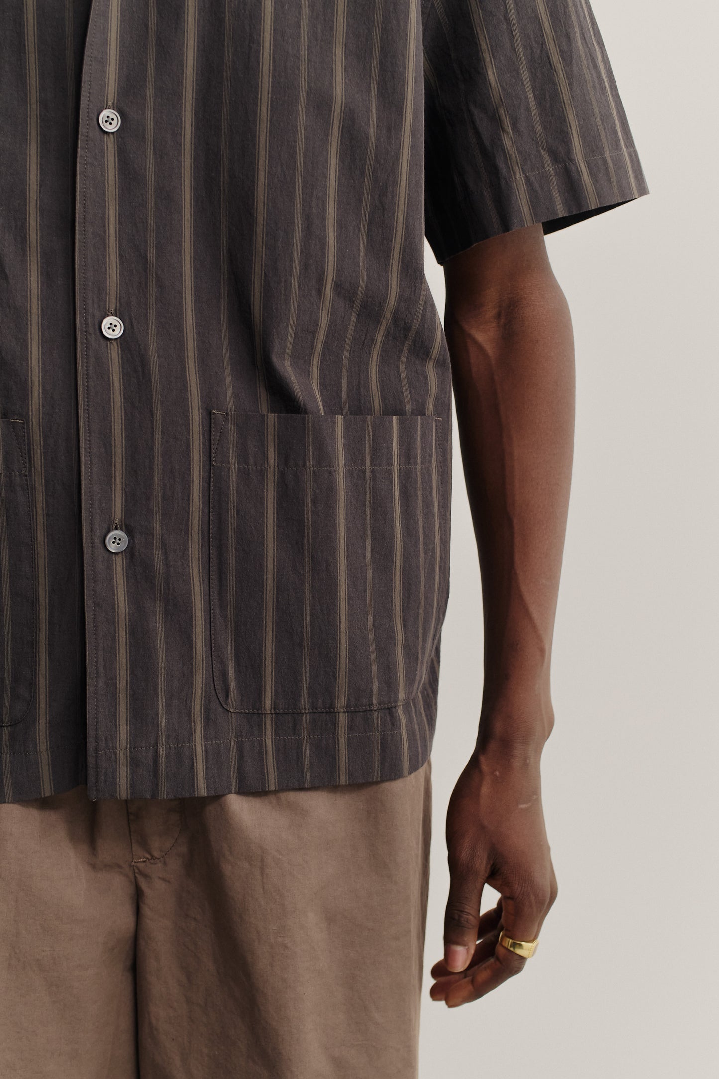 Men's short-sleeved shirt, 100% organic cotton, yarn-dyed dark base with beige and brown stripes, double patch pockets.