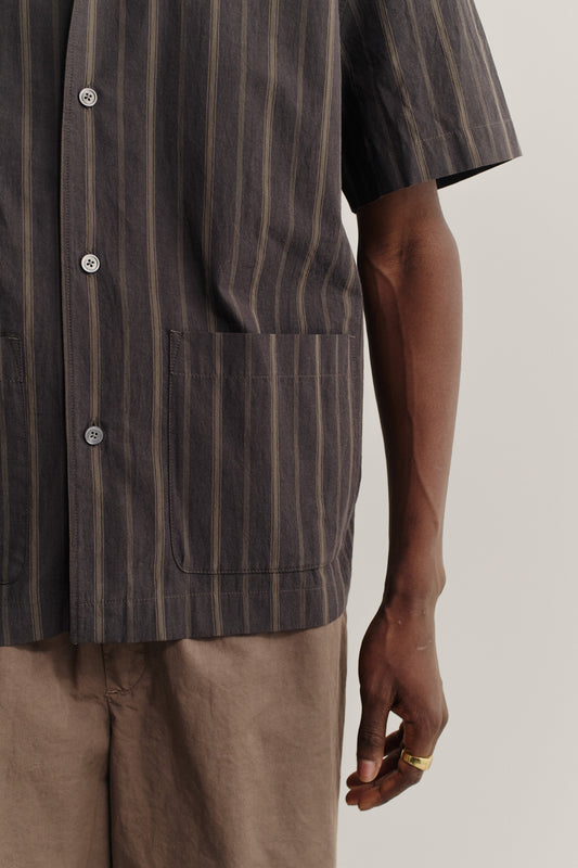 Men's short-sleeved shirt, 100% organic cotton, yarn-dyed dark base with beige and brown stripes, double patch pockets.