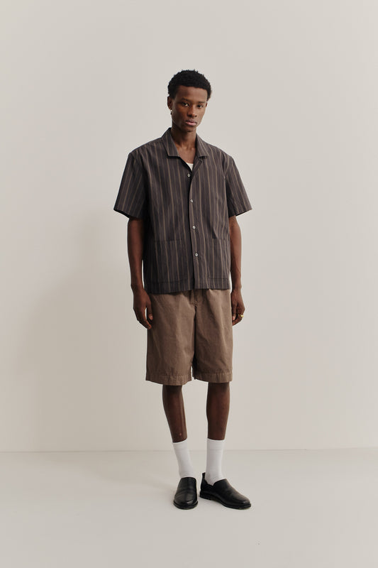 Men's short-sleeved shirt, 100% organic cotton, yarn-dyed dark brown with beige stripes, patch pockets.