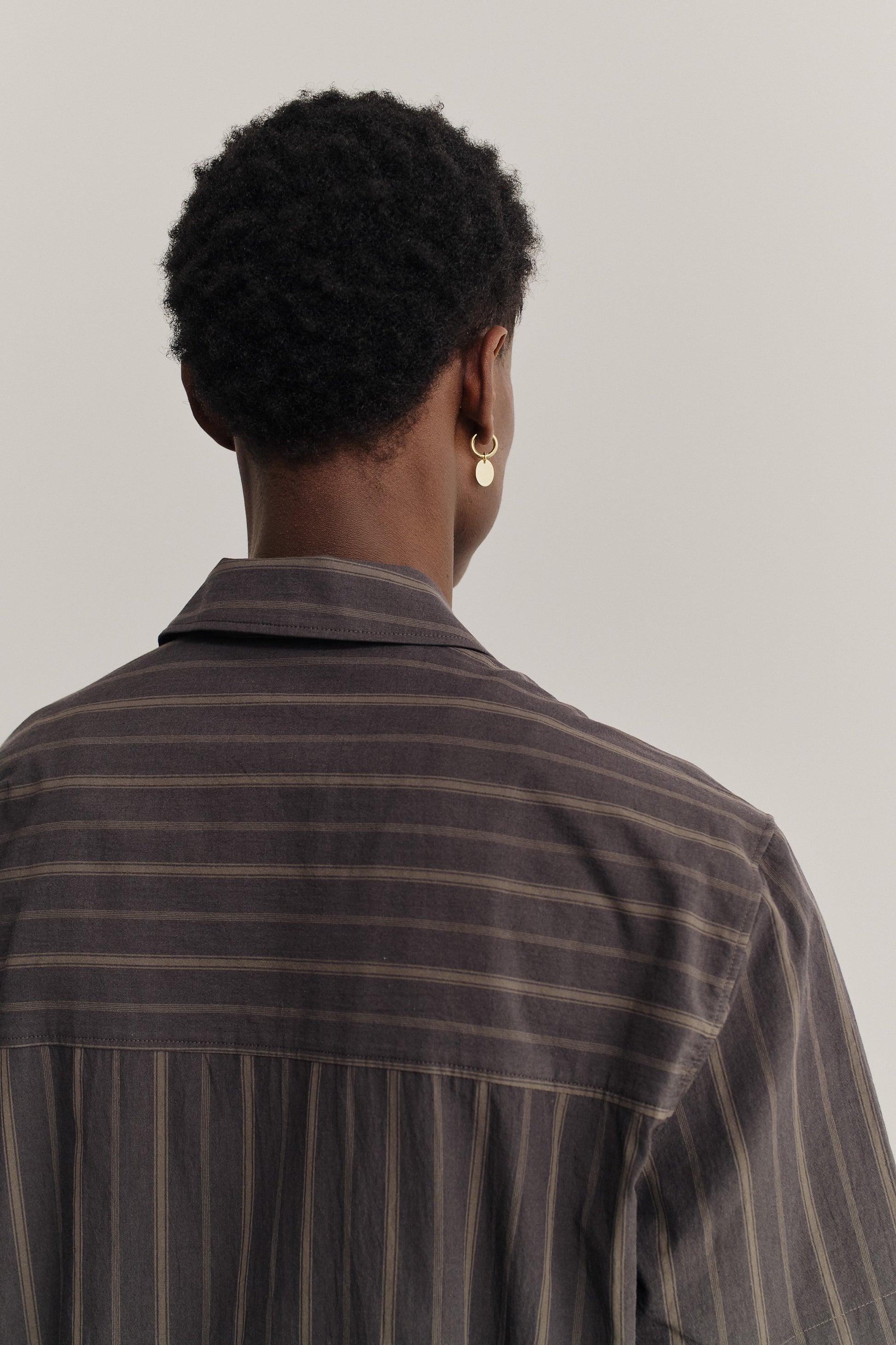 Men's short-sleeved shirt, 100% organic cotton, yarn-dyed dark base with beige and brown stripes.