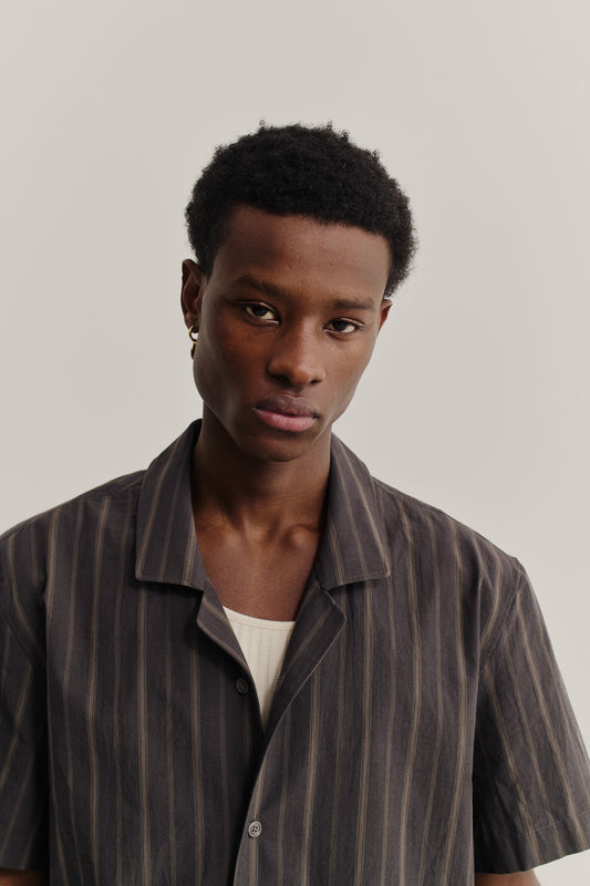 Men's short-sleeved shirt, 100% organic cotton, yarn-dyed dark base with beige and brown stripes.