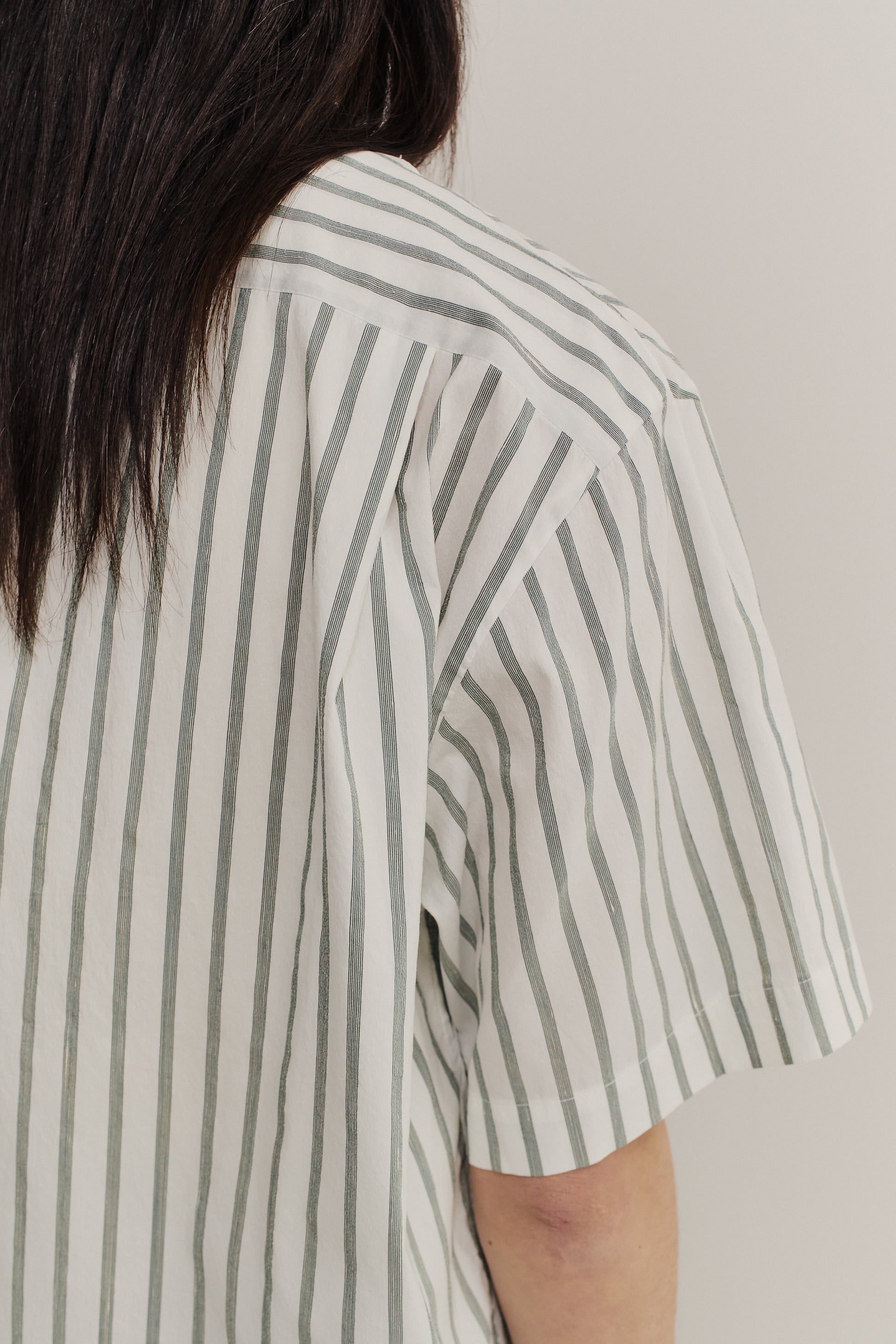 Men's short-sleeved shirt, cotton-silk-linen blend, washed finish, white with green fine stripes, dropped shoulder.