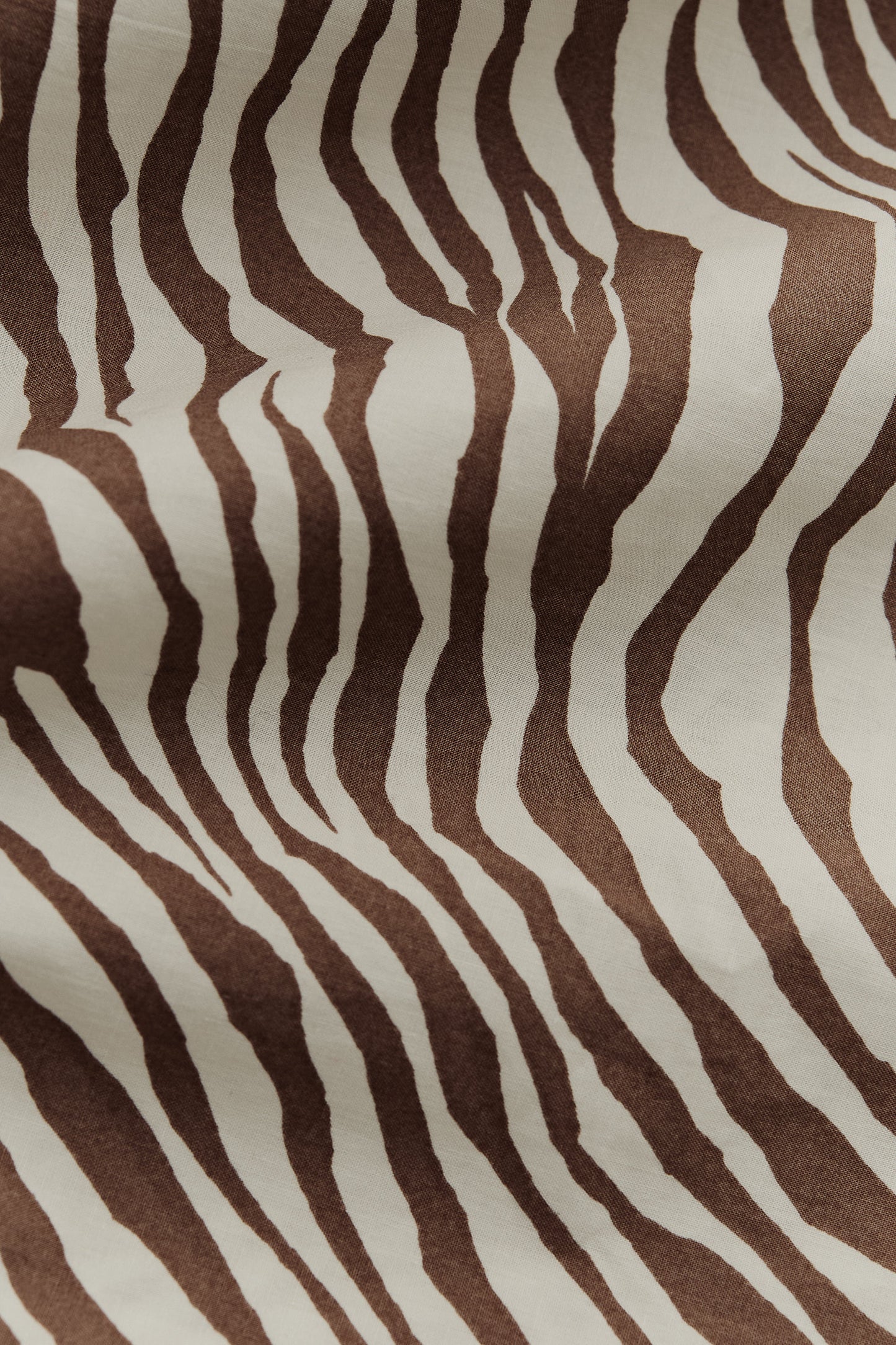 Men's short-sleeved shirt in fluid zebra-inspired stripe cotton blend, brown and off-white.