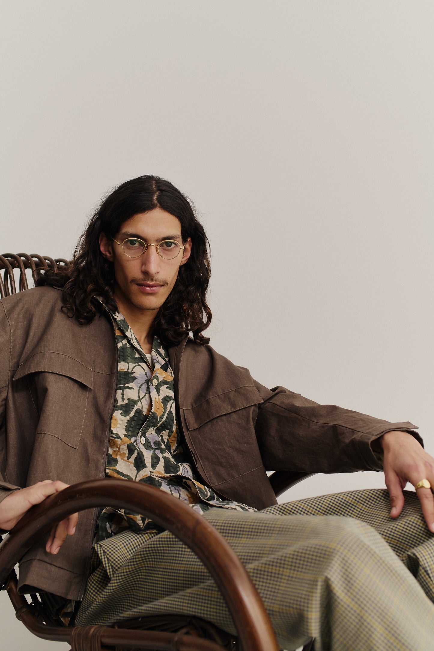 Men's short-sleeved shirt, cotton seersucker, floral print, worn under a brown jacket.