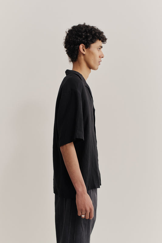 Men's short-sleeved shirt, 100% linen, natural black, with notched collar and dropped shoulders.
