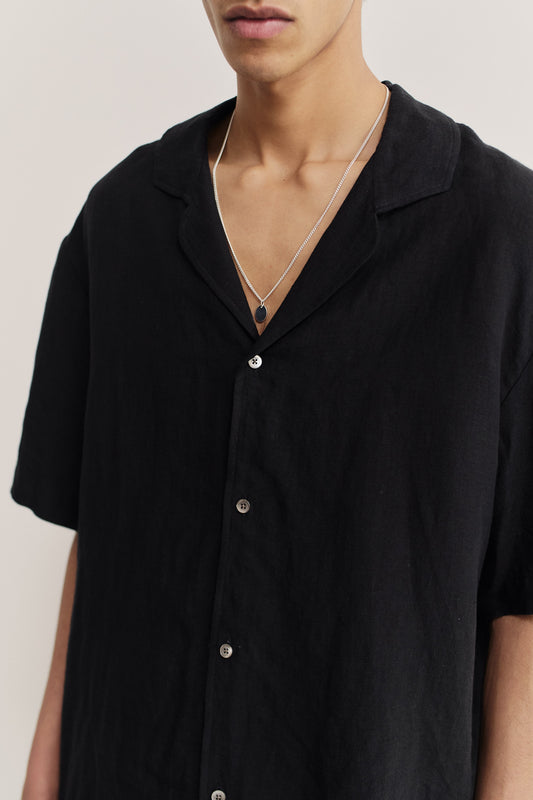 Men's short-sleeved shirt, 100% linen, natural black, with notched collar and dropped shoulders.