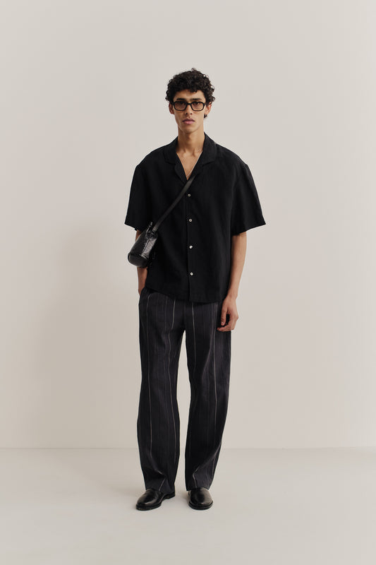 Men's short-sleeved shirt, black 100% linen, relaxed fit with notched collar and dropped shoulders.