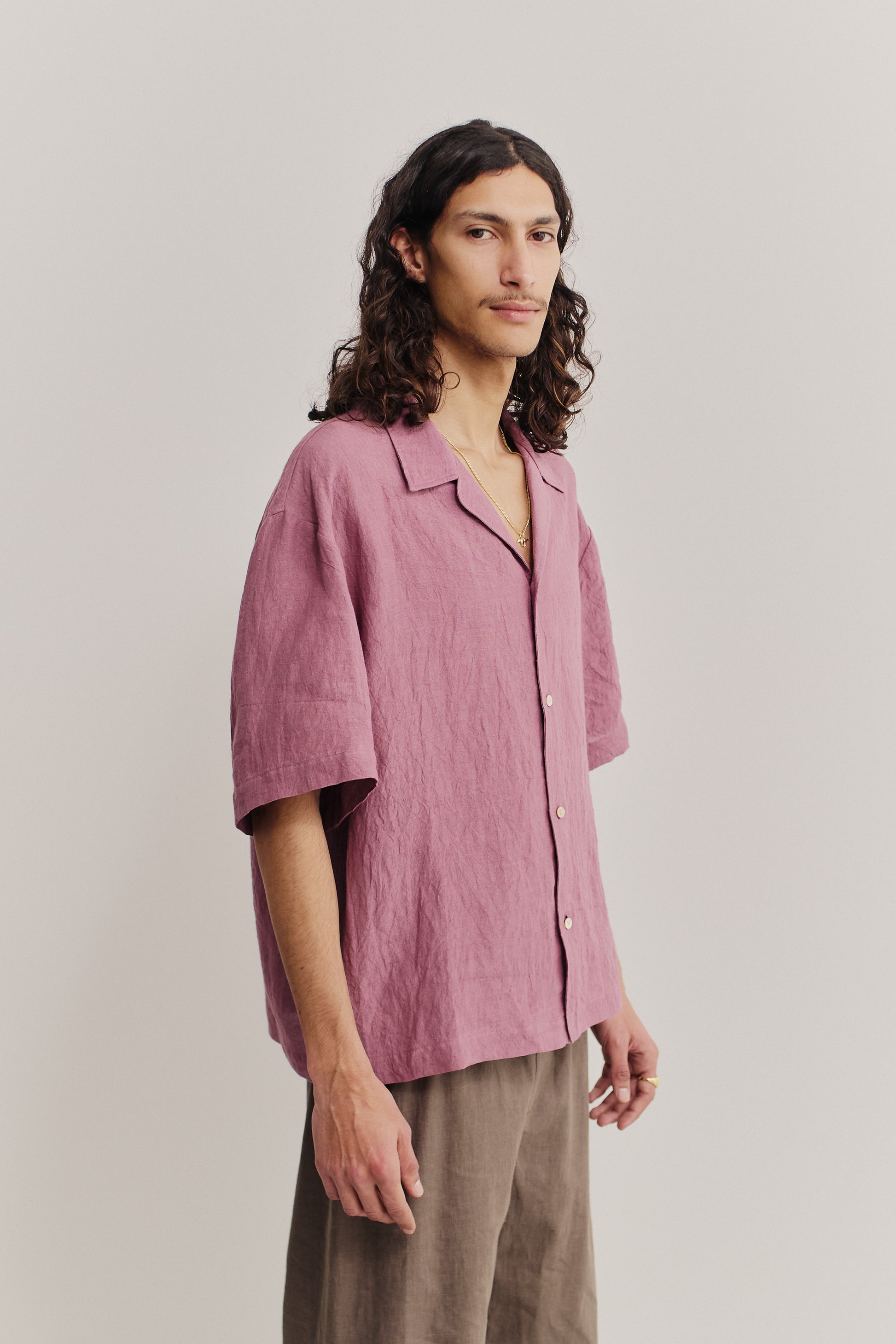 Men's short-sleeved shirt, relaxed fit, pink Tennpiboshi linen, notched collar, dropped shoulders.