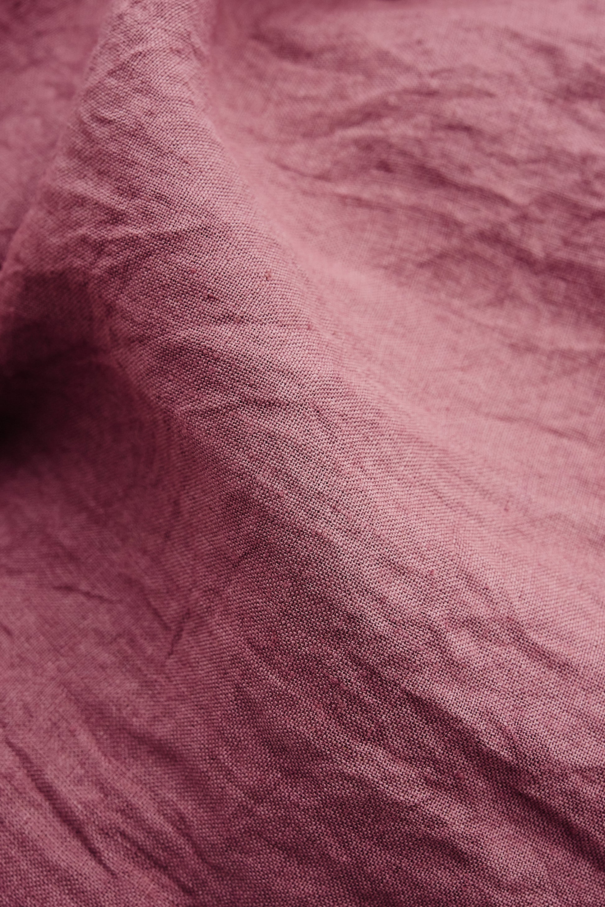 Men's short-sleeved shirt, 100% linen, Tennpiboshi sun-dried, with a dry hand feel, in a rich pink hue.