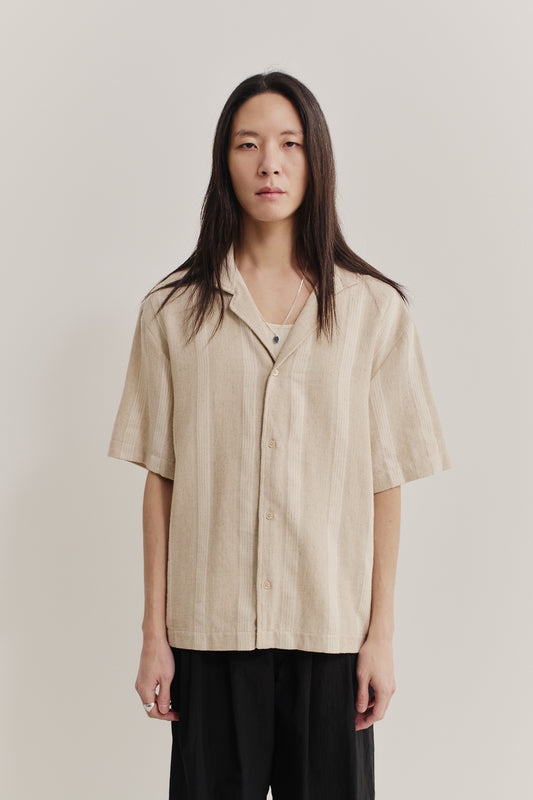Men's short-sleeved shirt, recycled cotton linen blend, herringbone pattern, soft brown with off-white stripes.