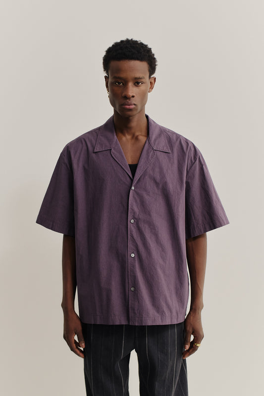 Men's short-sleeved shirt, cotton, plum, with notched collar and dropped shoulders.
