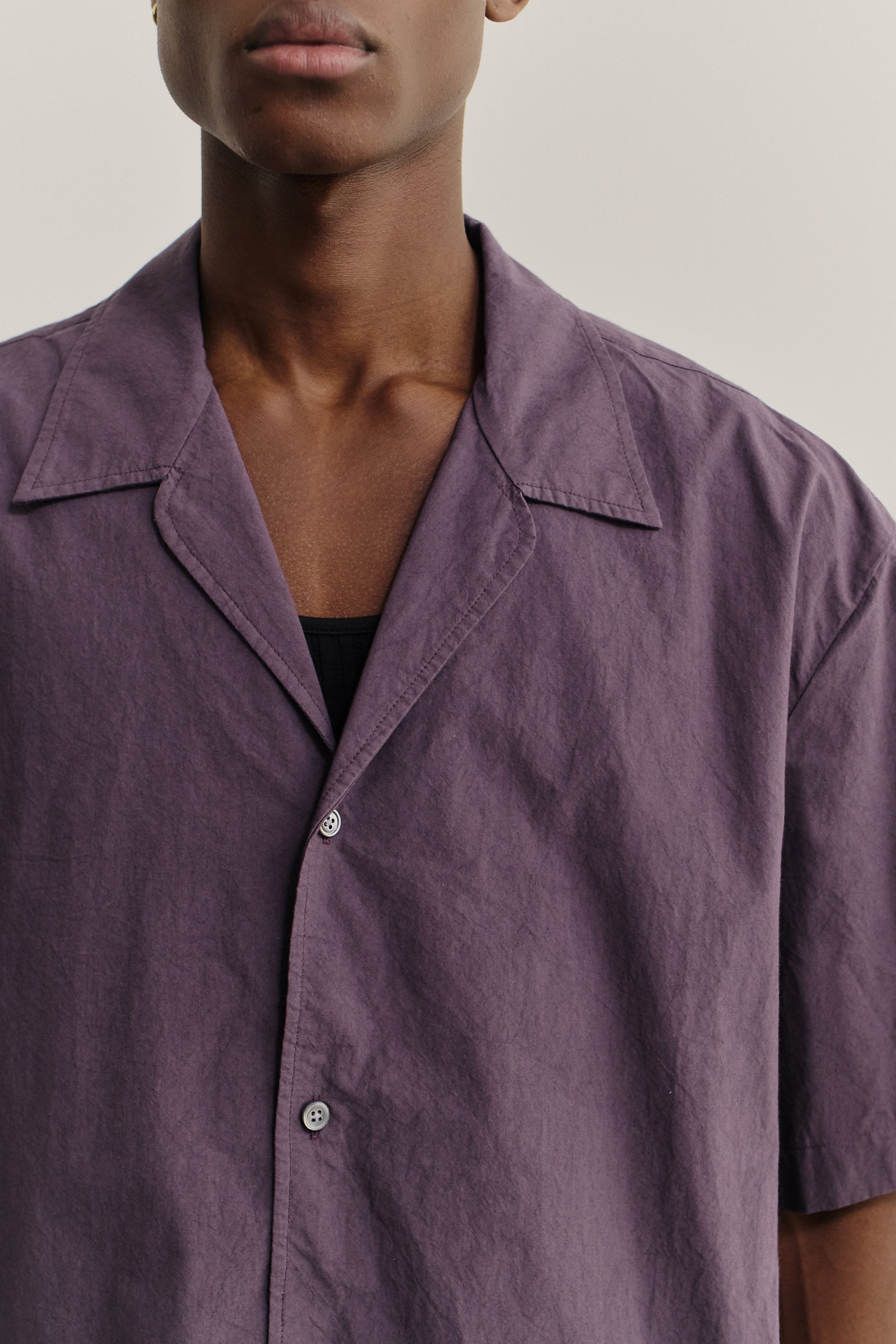 Men's short-sleeved shirt, cotton, plum, with notched collar and dropped shoulders.