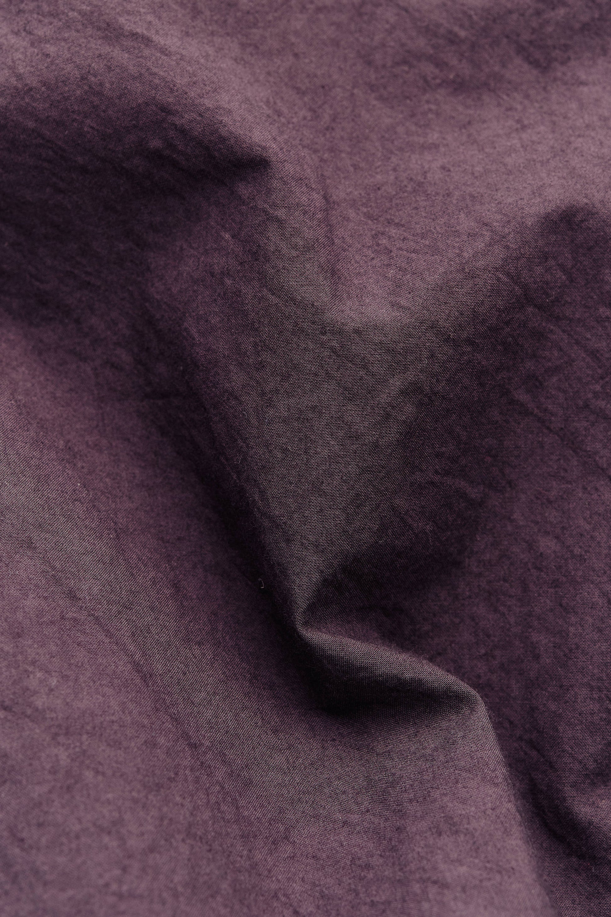 Men's short-sleeved shirt, 100% cotton, smooth yet subtly grainy surface, purple.