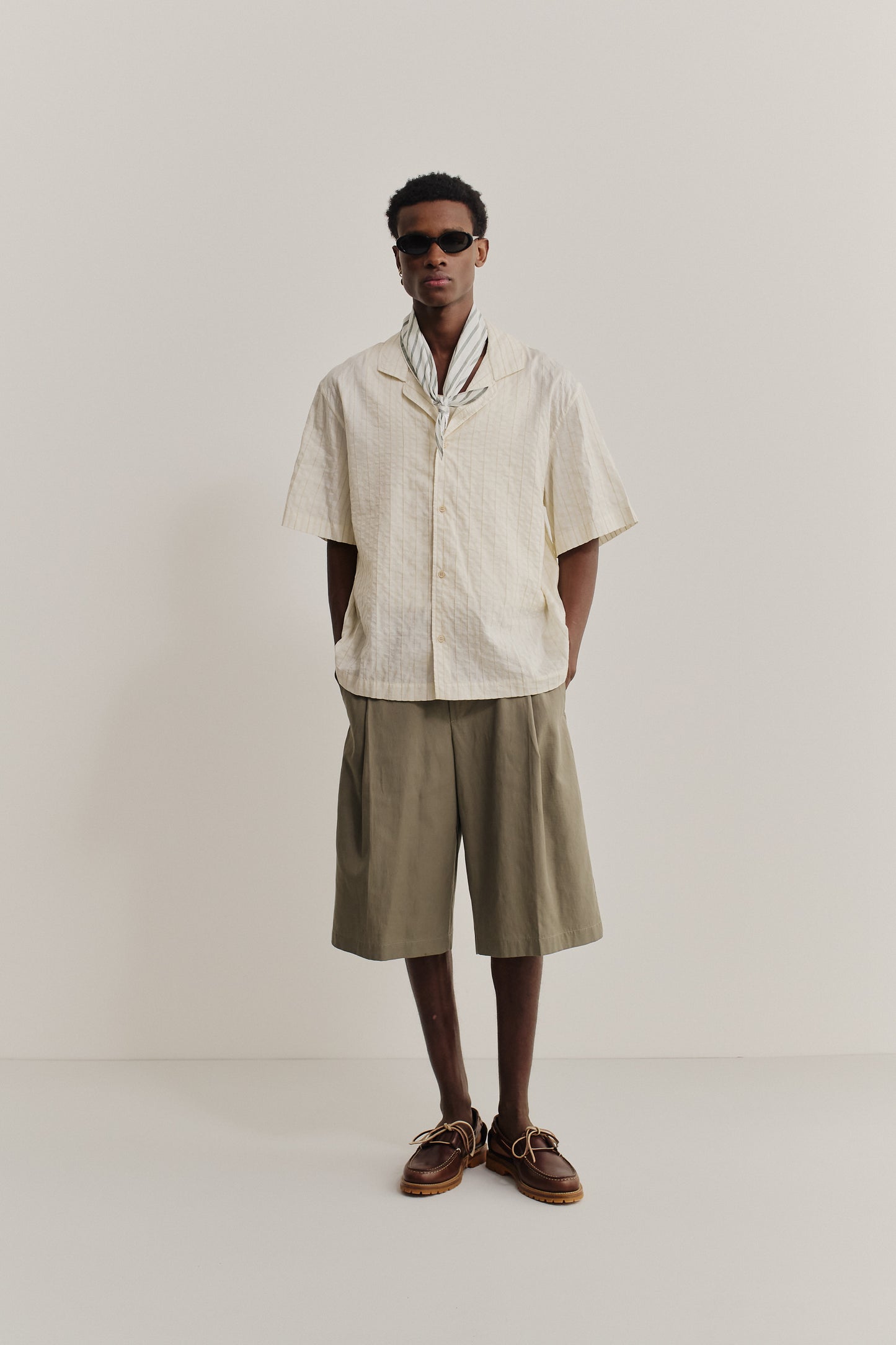 Men's short-sleeved shirt, cotton-silk-linen blend, washed, light yellow striped, with notched collar.
