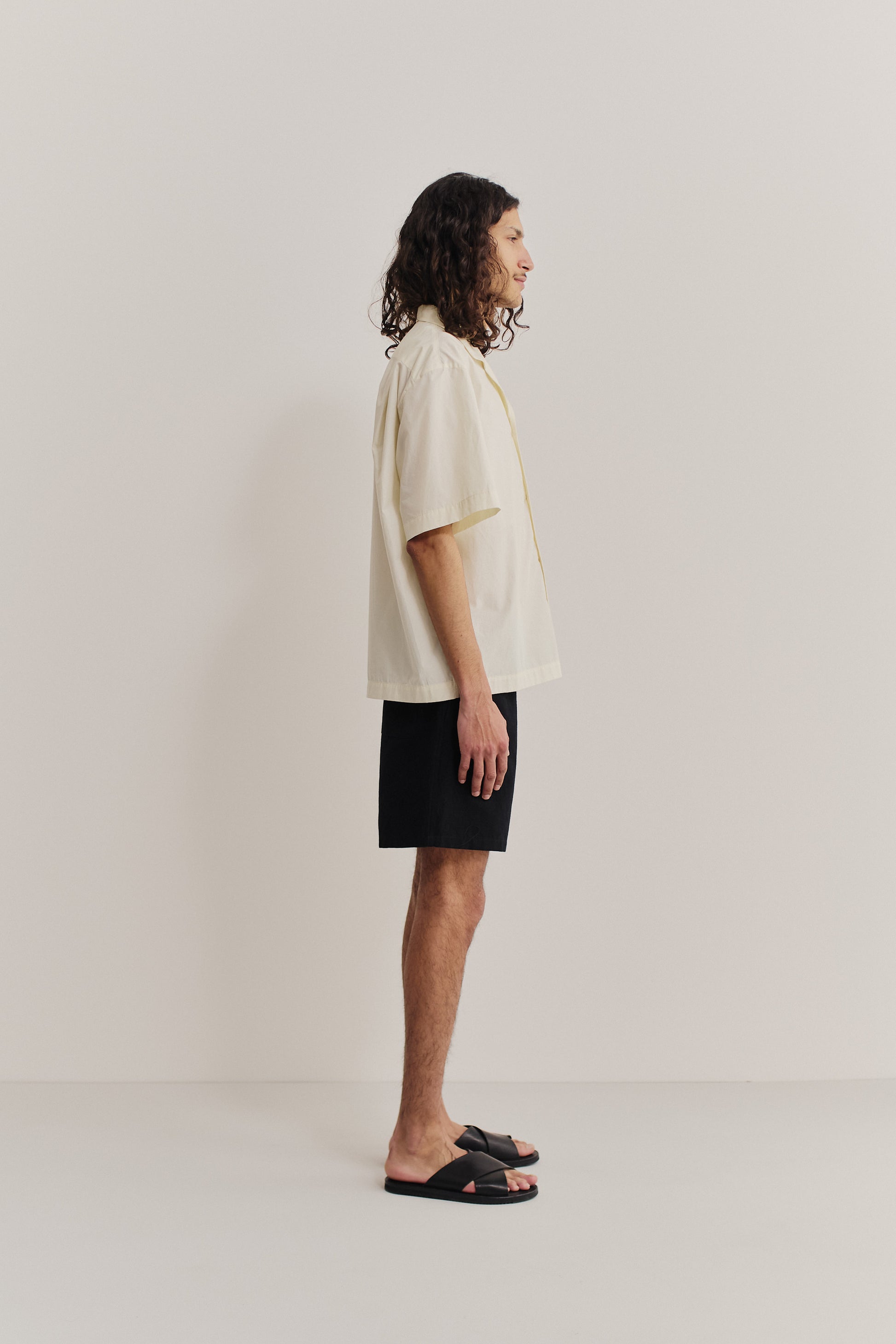 Men's short-sleeved shirt, organic cotton, garment washed, off-white, with notched collar and dropped shoulders.