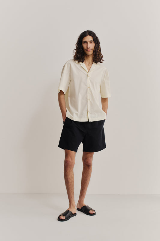 Men's short-sleeved shirt, organic cotton, garment washed, light yellow, with notched collar.