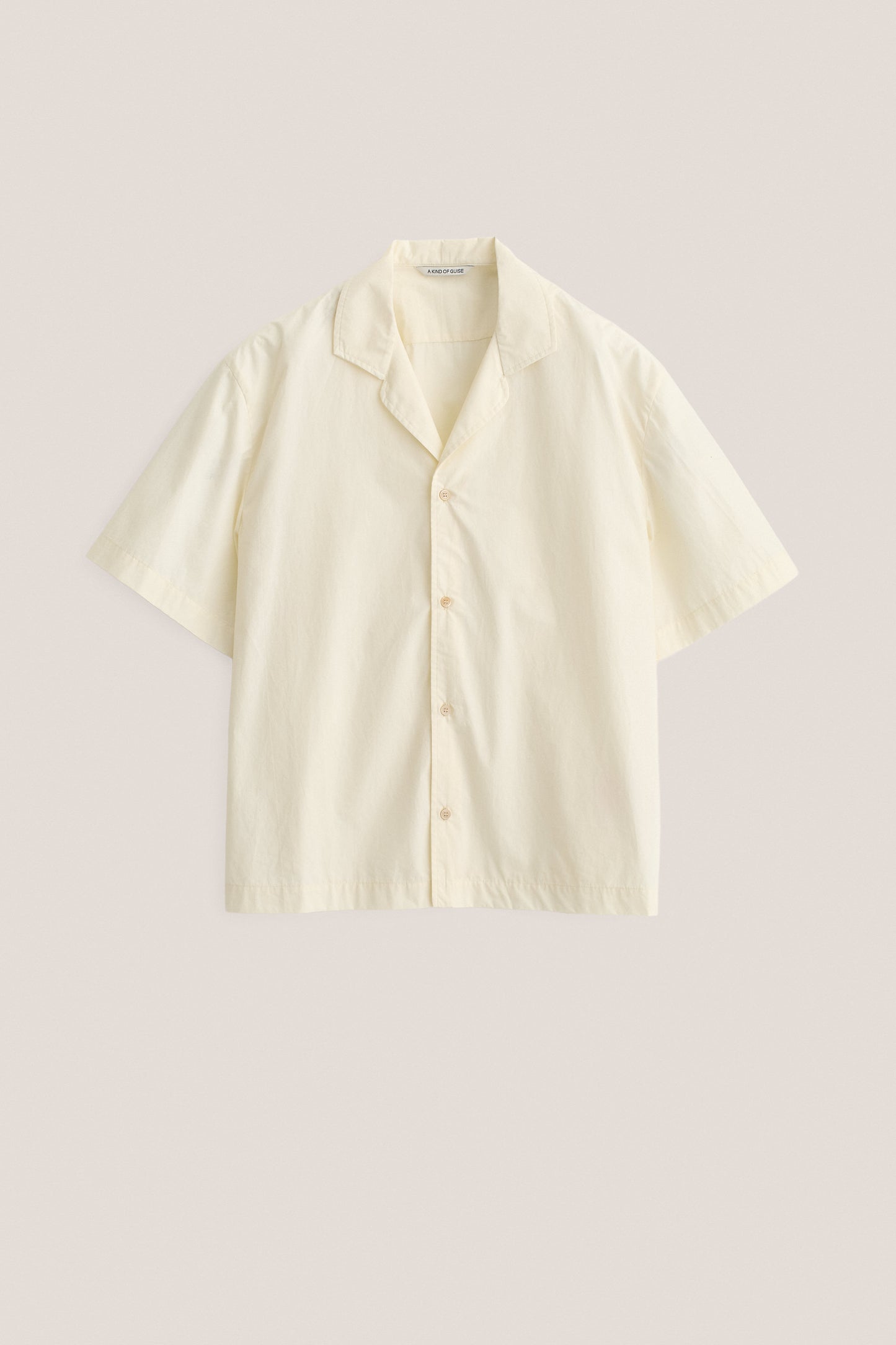 Men's short-sleeved shirt, organic cotton, garment washed, light yellow, with notched collar.