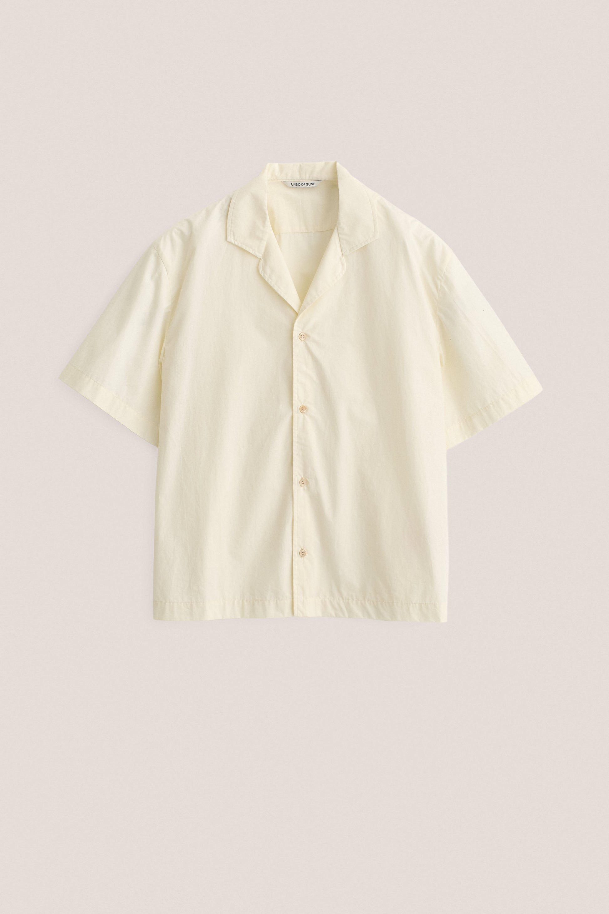 Men's short-sleeved shirt, organic cotton, garment washed, light yellow, with notched collar.