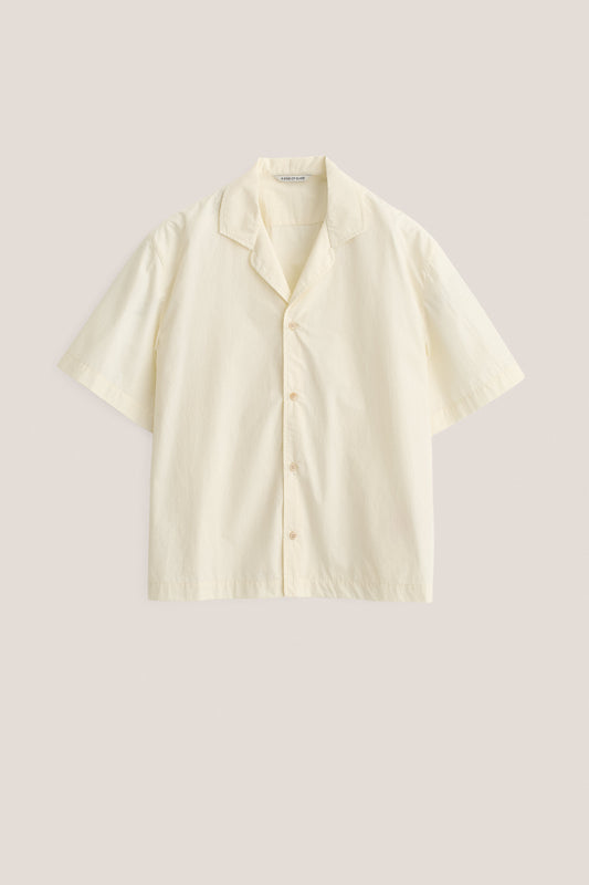 Men's short-sleeved shirt, organic cotton, garment washed, light yellow, with notched collar.