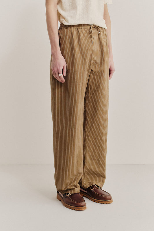 Men's long pants, cotton-linen seersucker, brown with pinstripes, elastic waist, relaxed fit.